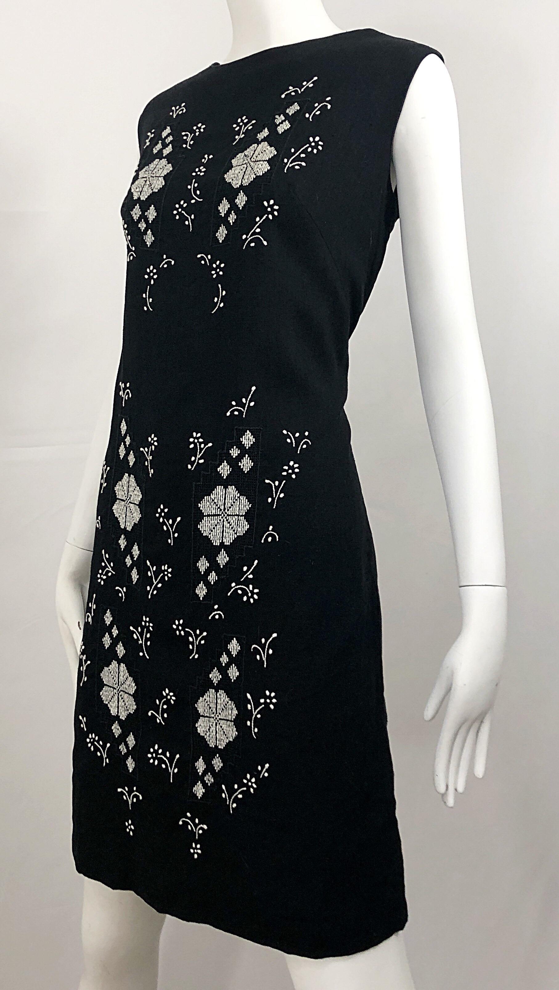 Chic 1960s Black and White Embroidered Puerto Rican Vintage Linen Shift Dress For Sale 4