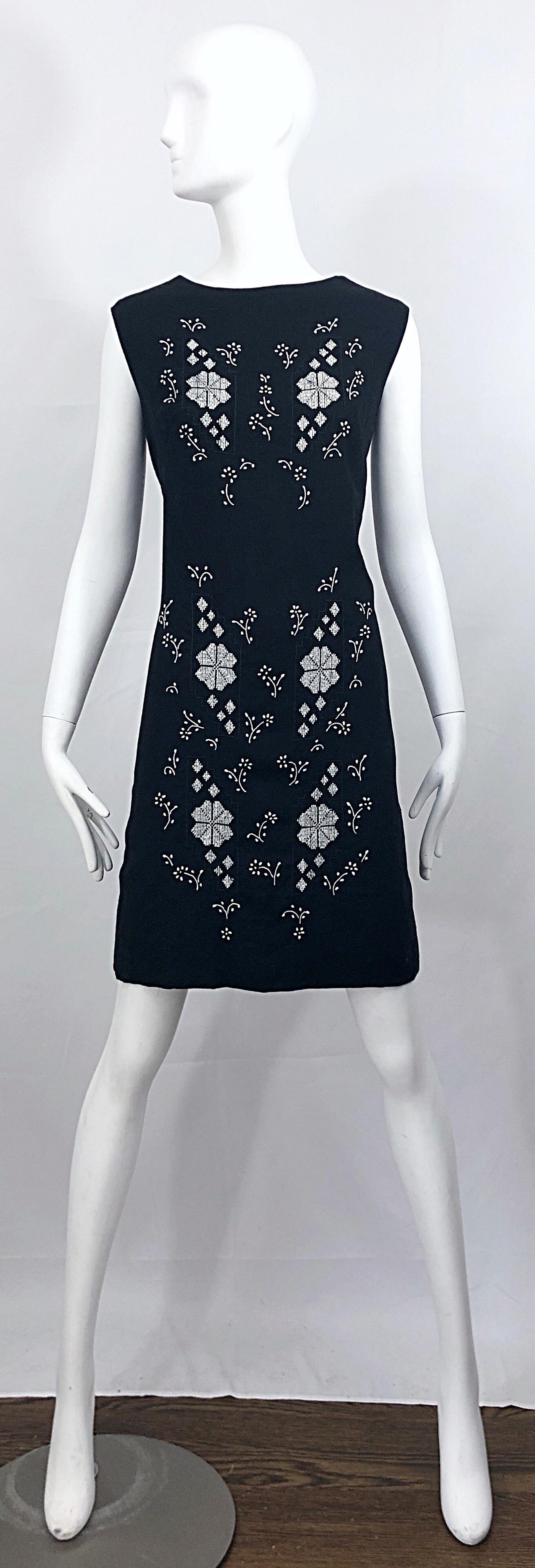 Chic 1960s Black and White Embroidered Puerto Rican Vintage Linen Shift Dress For Sale 6