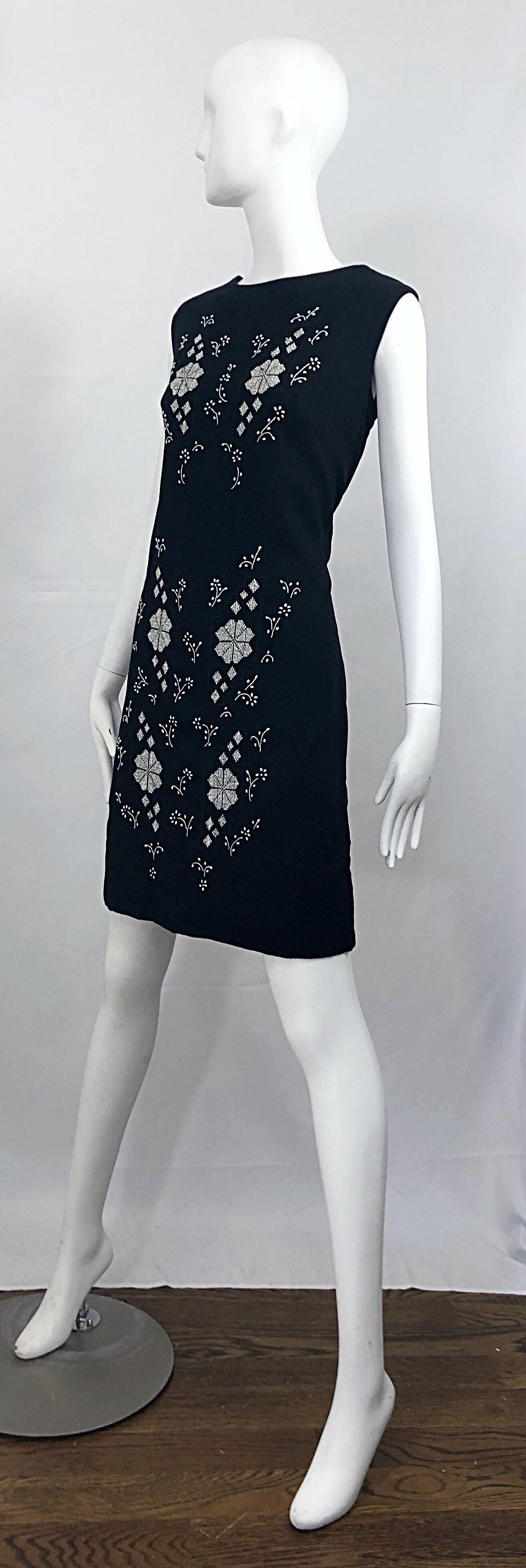 Chic 1960s Black and White Embroidered Puerto Rican Vintage Linen Shift Dress In Excellent Condition For Sale In San Diego, CA