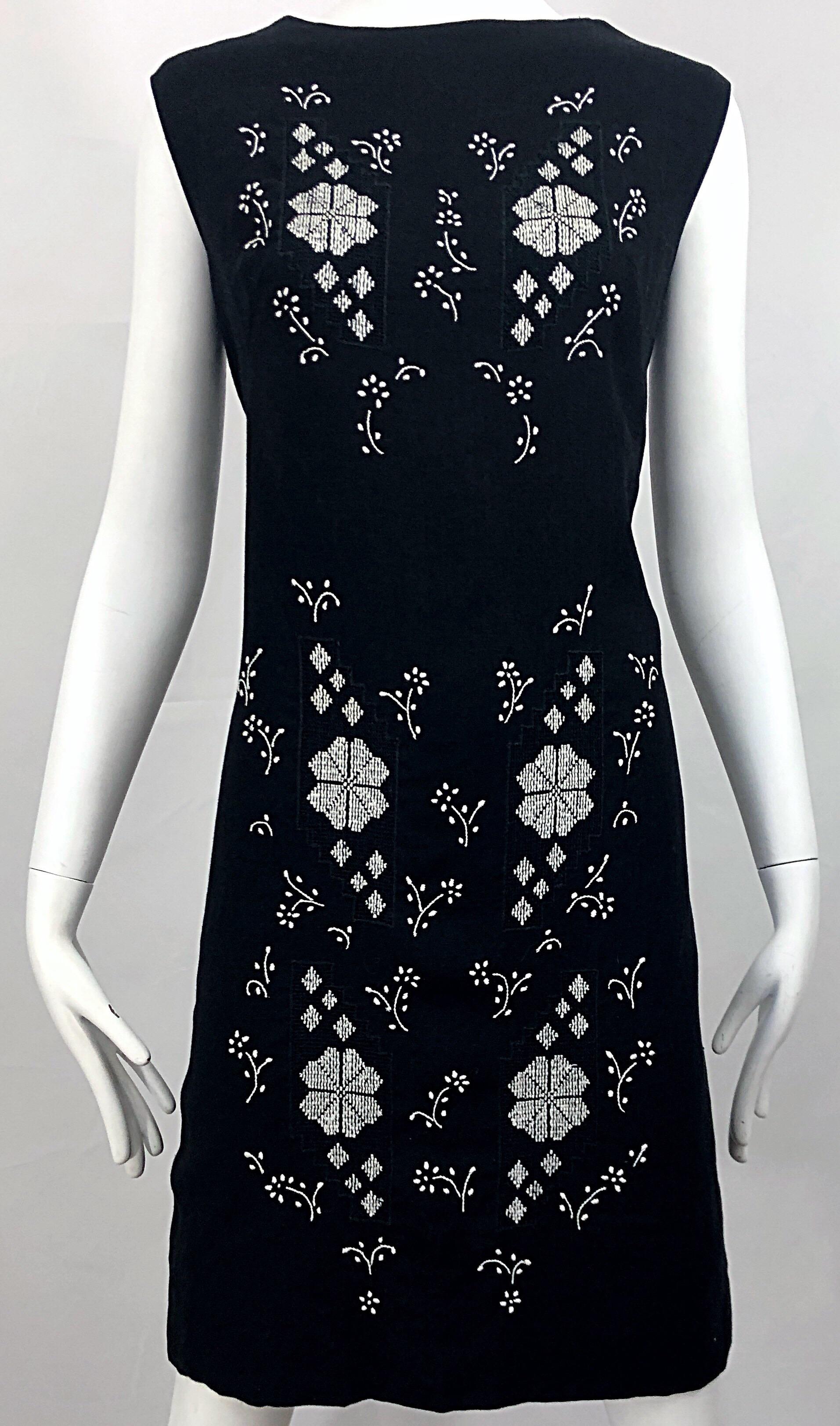 Chic 1960s Black and White Embroidered Puerto Rican Vintage Linen Shift Dress For Sale 1