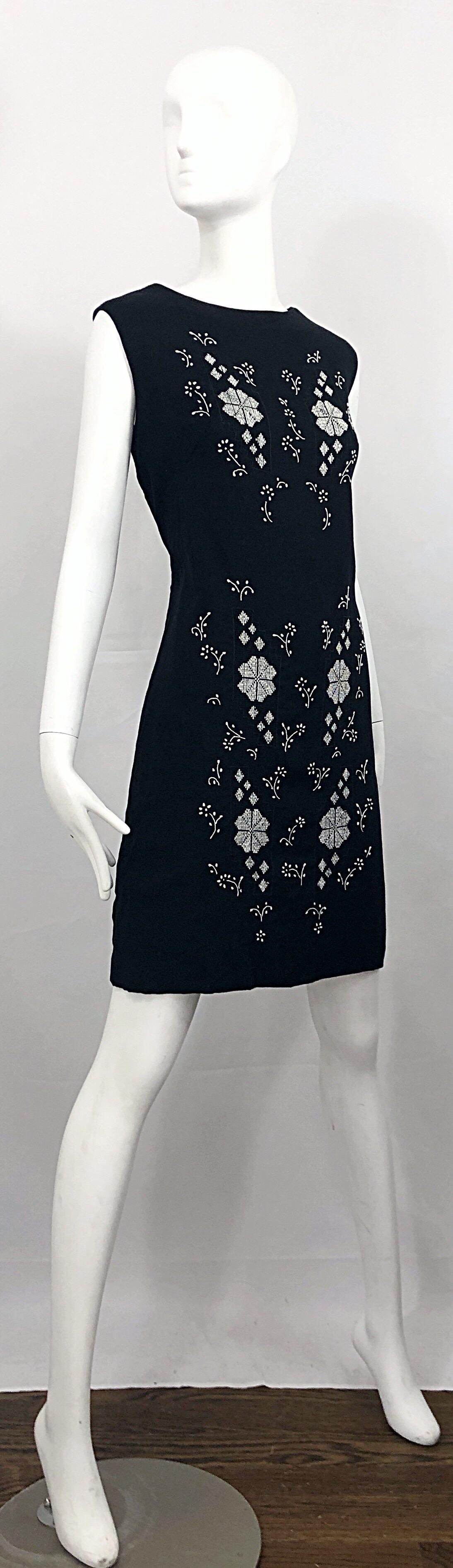 Chic 1960s Black and White Embroidered Puerto Rican Vintage Linen Shift Dress For Sale 2