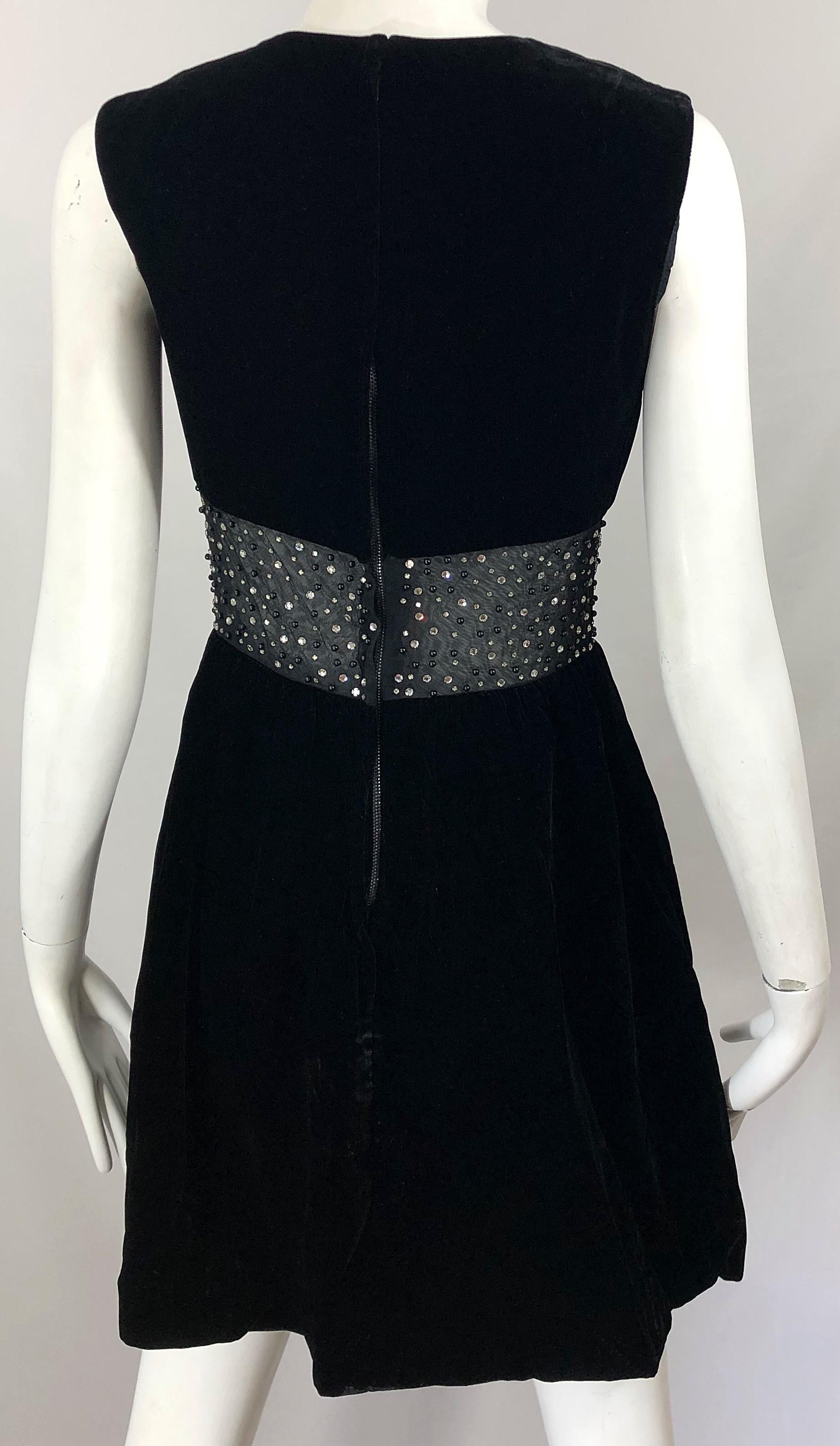 Chic 1960er Schwarzer Samt Cut - Out Strass Perlen Vintage 60er A-Linie Kleid im Angebot 6