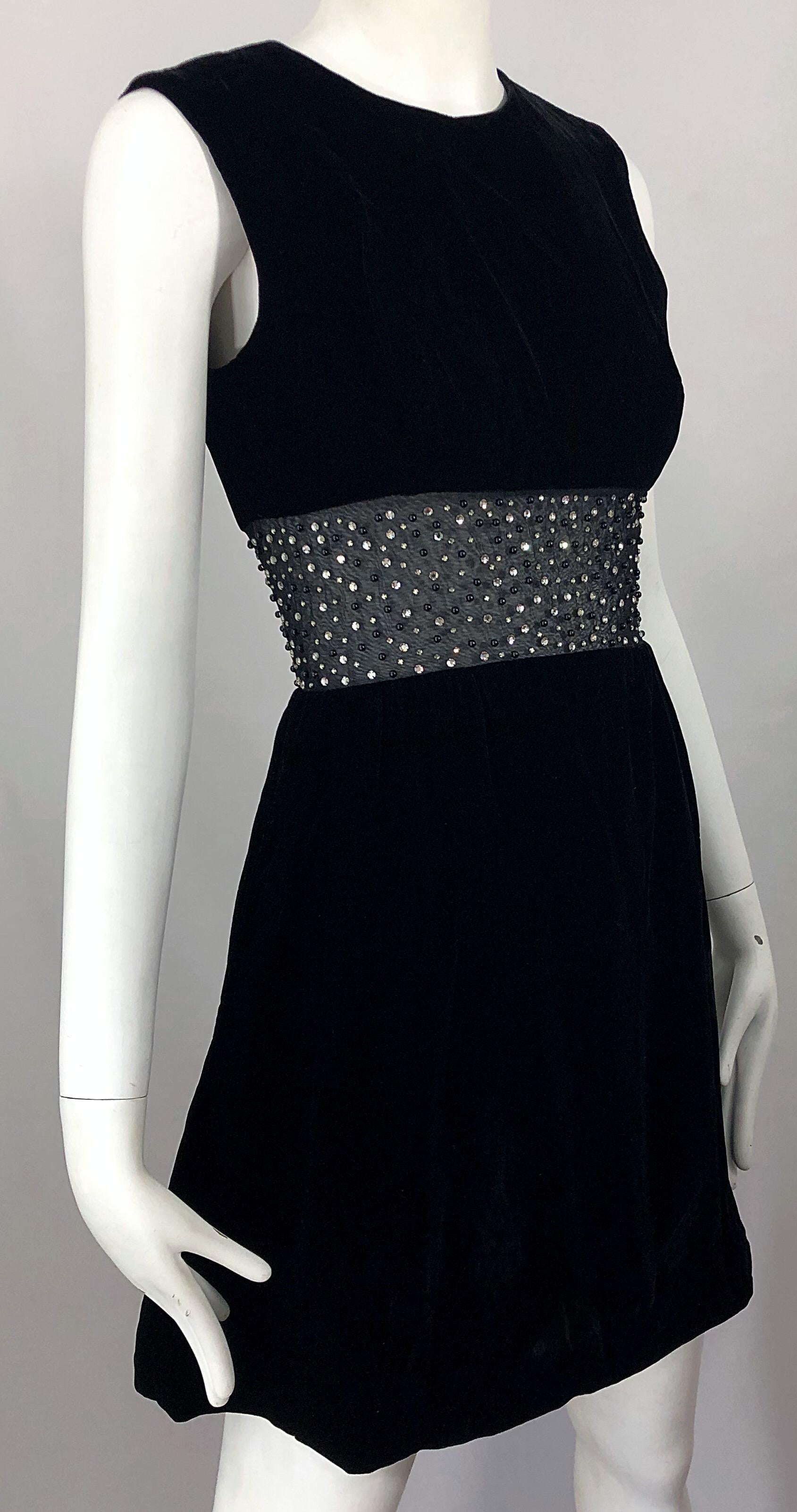 Chic 1960er Schwarzer Samt Cut - Out Strass Perlen Vintage 60er A-Linie Kleid im Angebot 7