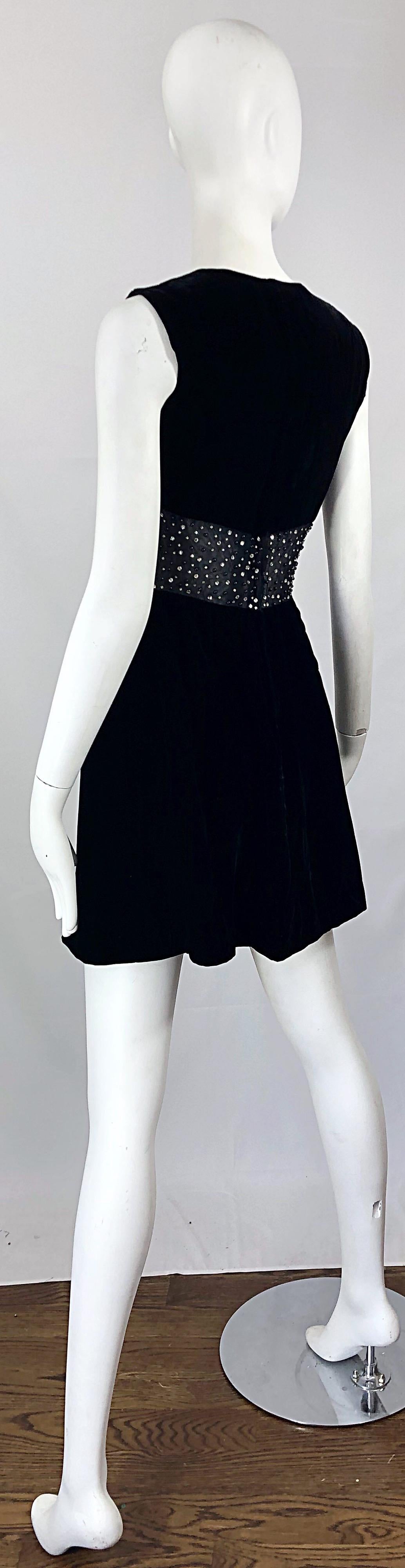 Chic 1960er Schwarzer Samt Cut - Out Strass Perlen Vintage 60er A-Linie Kleid im Angebot 8