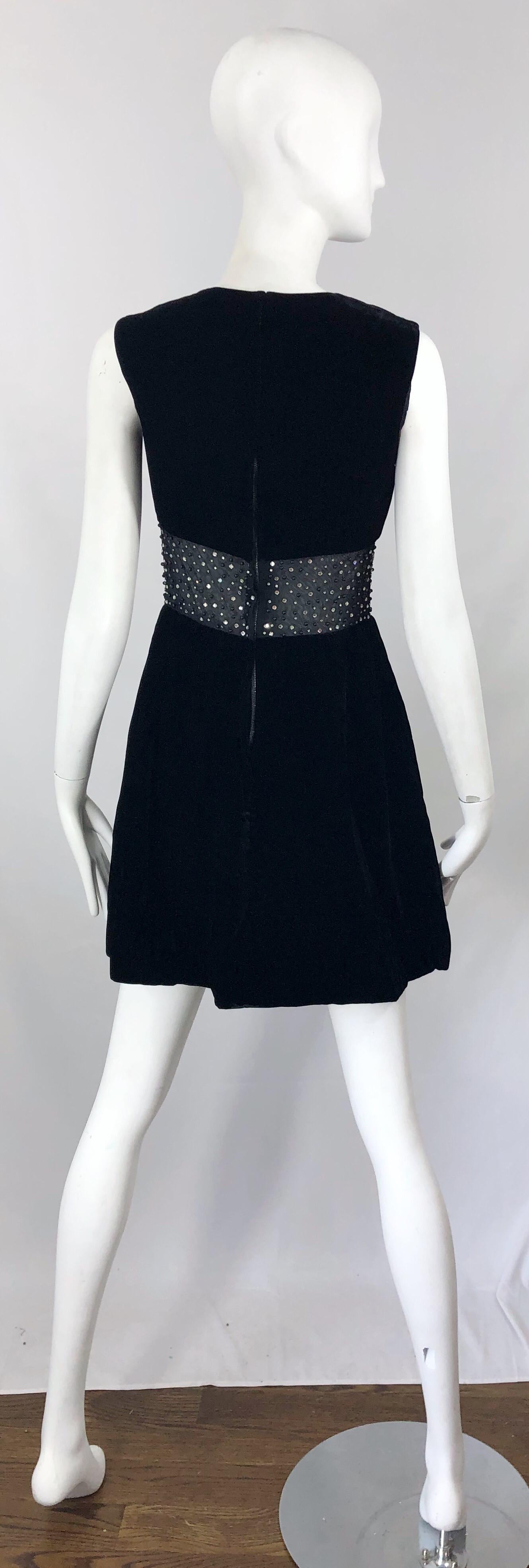 Chic 1960er Schwarzer Samt Cut - Out Strass Perlen Vintage 60er A-Linie Kleid Damen im Angebot