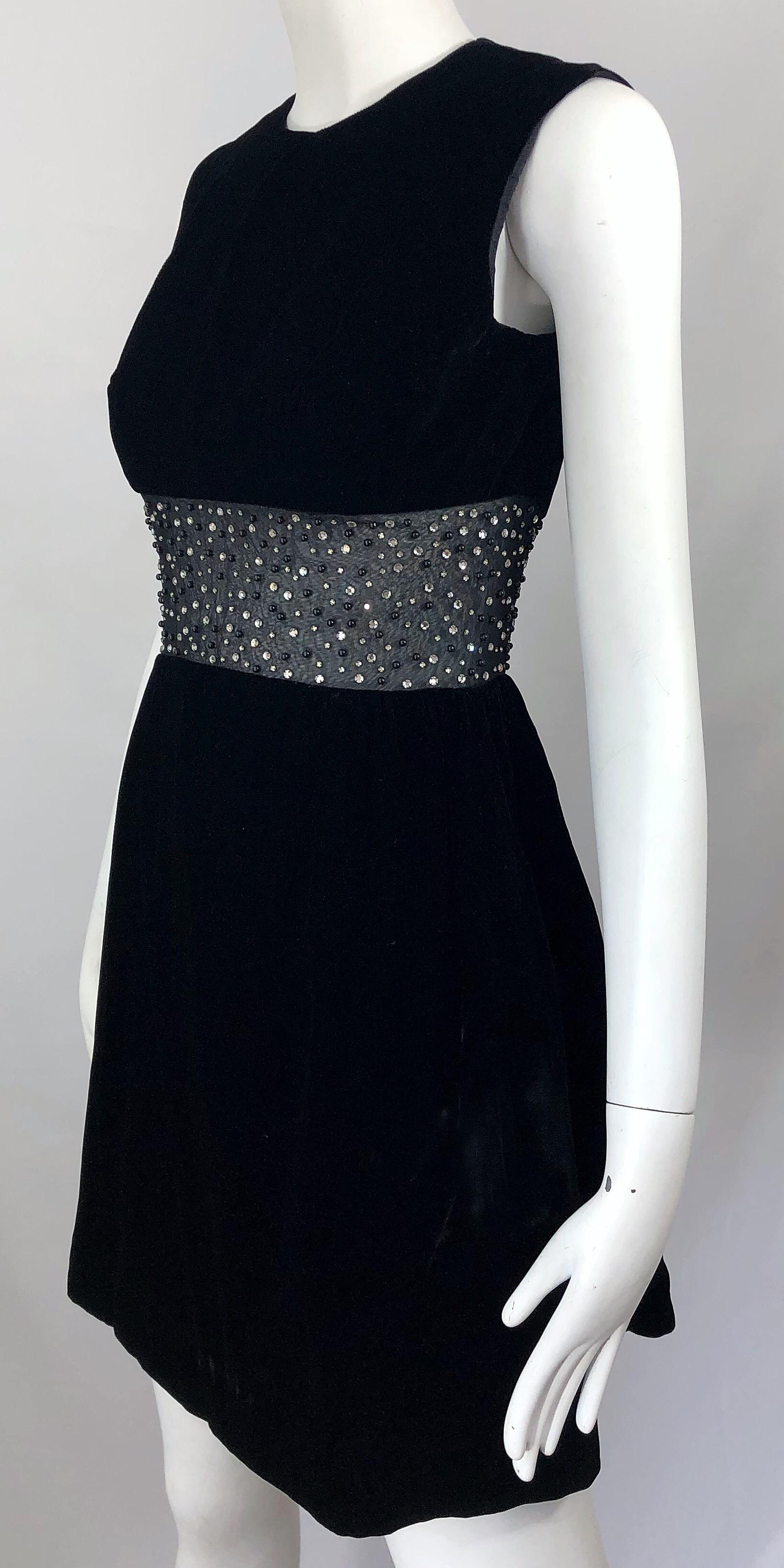 Chic 1960er Schwarzer Samt Cut - Out Strass Perlen Vintage 60er A-Linie Kleid im Angebot 1