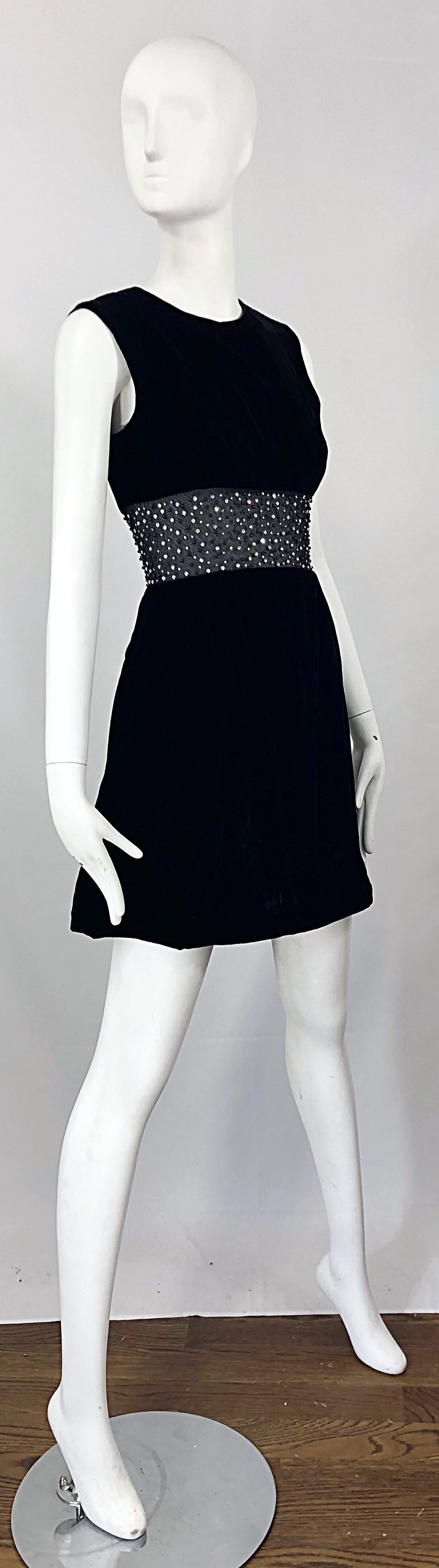 Chic 1960er Schwarzer Samt Cut - Out Strass Perlen Vintage 60er A-Linie Kleid im Angebot 2