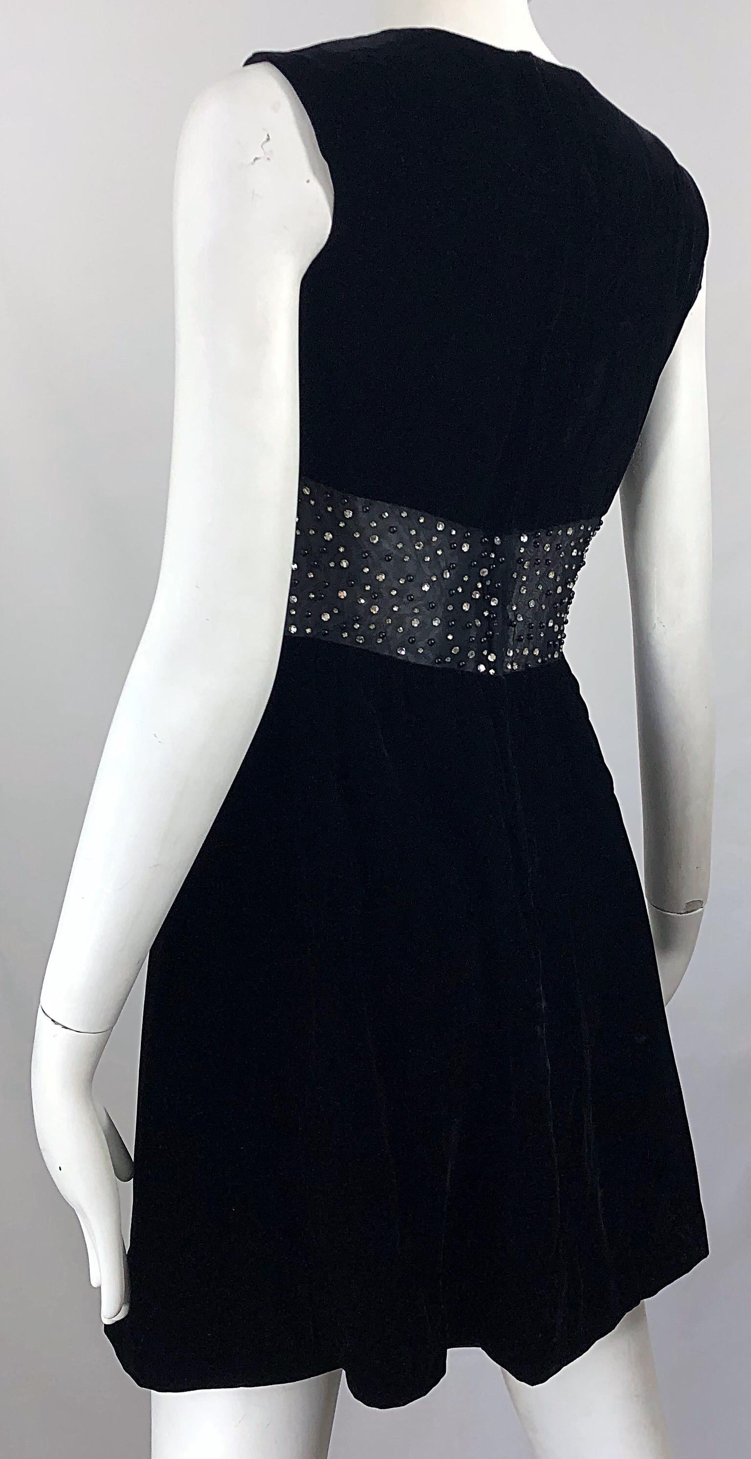Chic 1960er Schwarzer Samt Cut - Out Strass Perlen Vintage 60er A-Linie Kleid im Angebot 3
