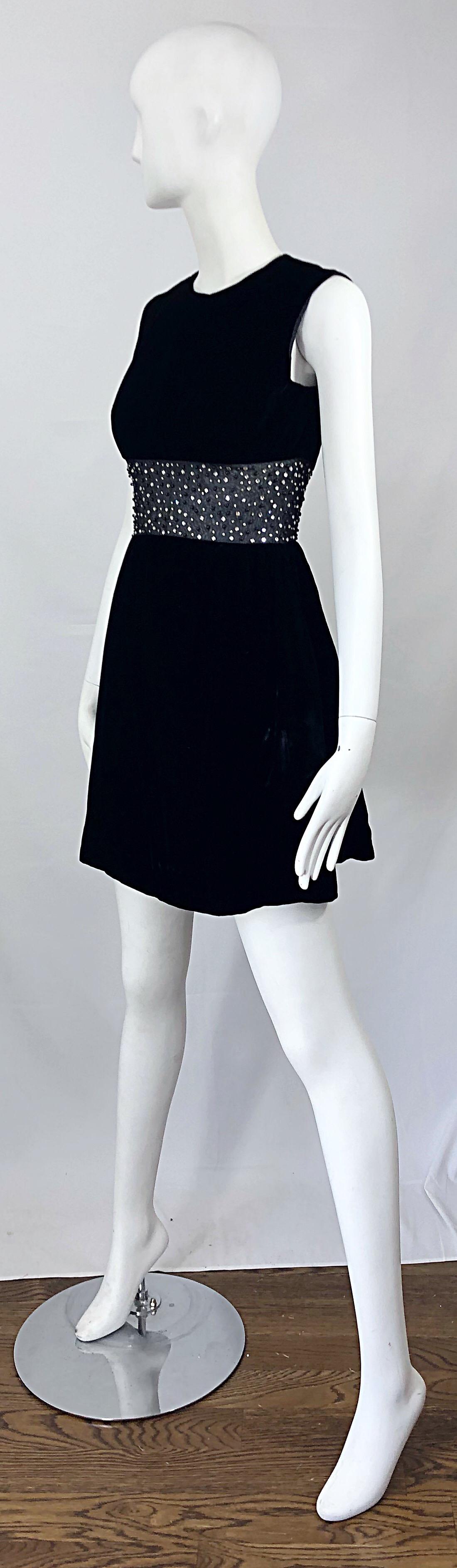 Chic 1960er Schwarzer Samt Cut - Out Strass Perlen Vintage 60er A-Linie Kleid im Angebot 5