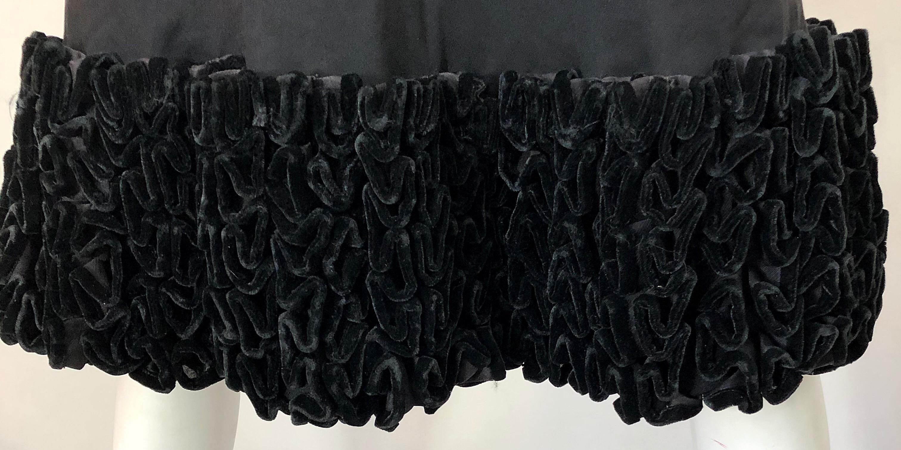 Chic 1960s Evon Besack Black Crepe + Velvet A - Line Vintage 60s Dress In Excellent Condition For Sale In San Diego, CA