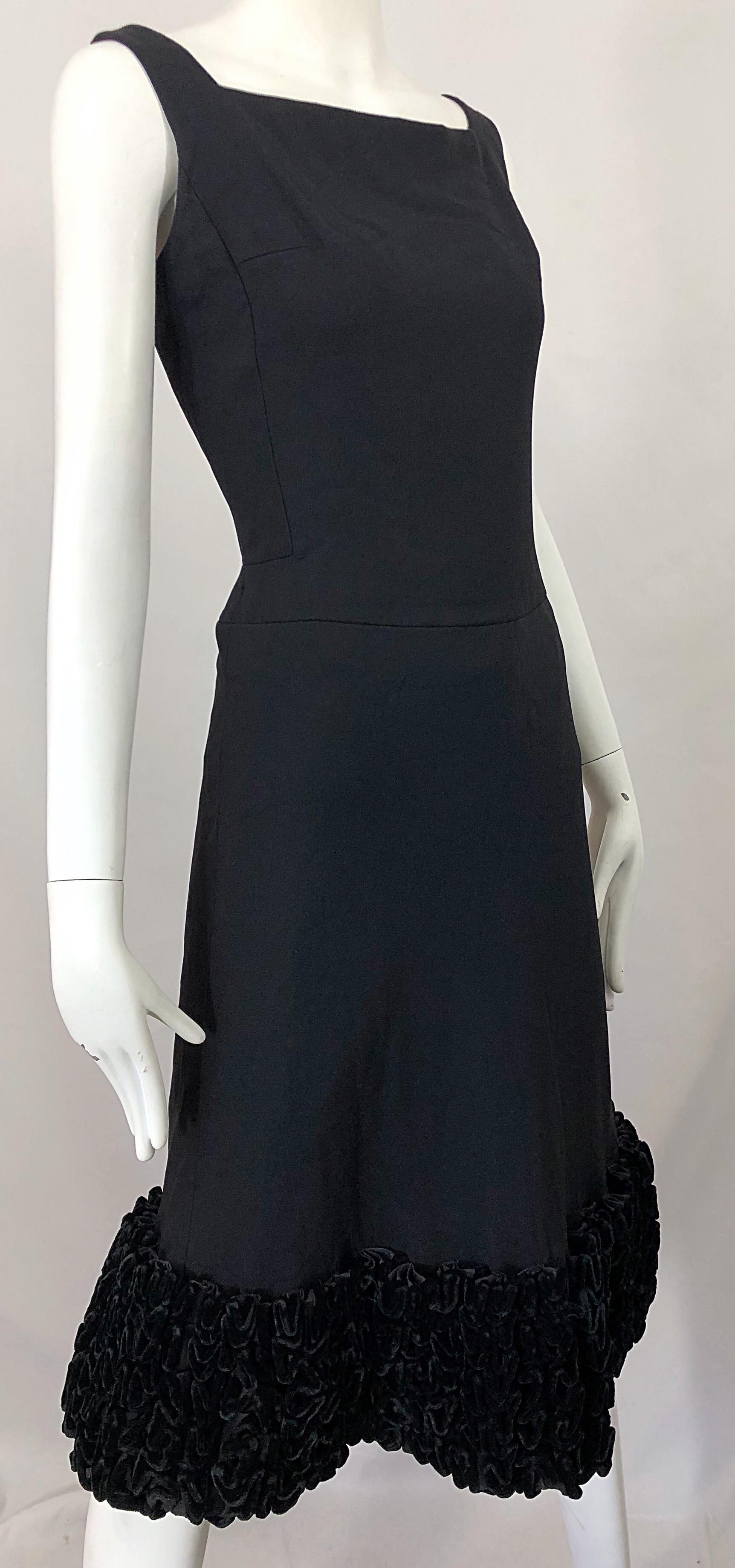 Chic 1960s Evon Besack Black Crepe + Velvet A - Line Vintage 60s Dress For Sale 1