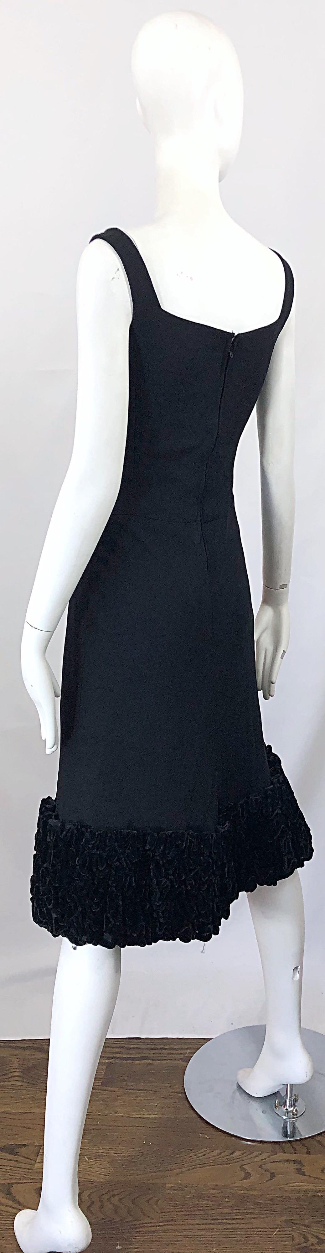 Chic 1960s Evon Besack Black Crepe + Velvet A - Line Vintage 60s Dress For Sale 2
