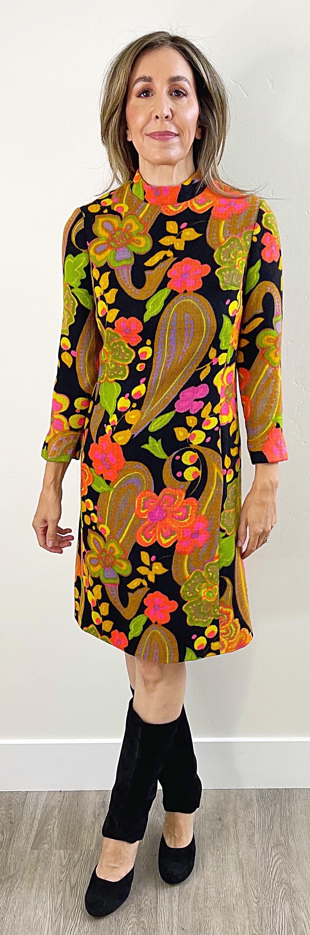 Chic long sleeve flower power and paisley print dress ! Features a tailored bodice with full metal zipper up the back and button closure. POCKETS at each side of the waist. Very well made, with heavy attention to details. The pictured early 2000s