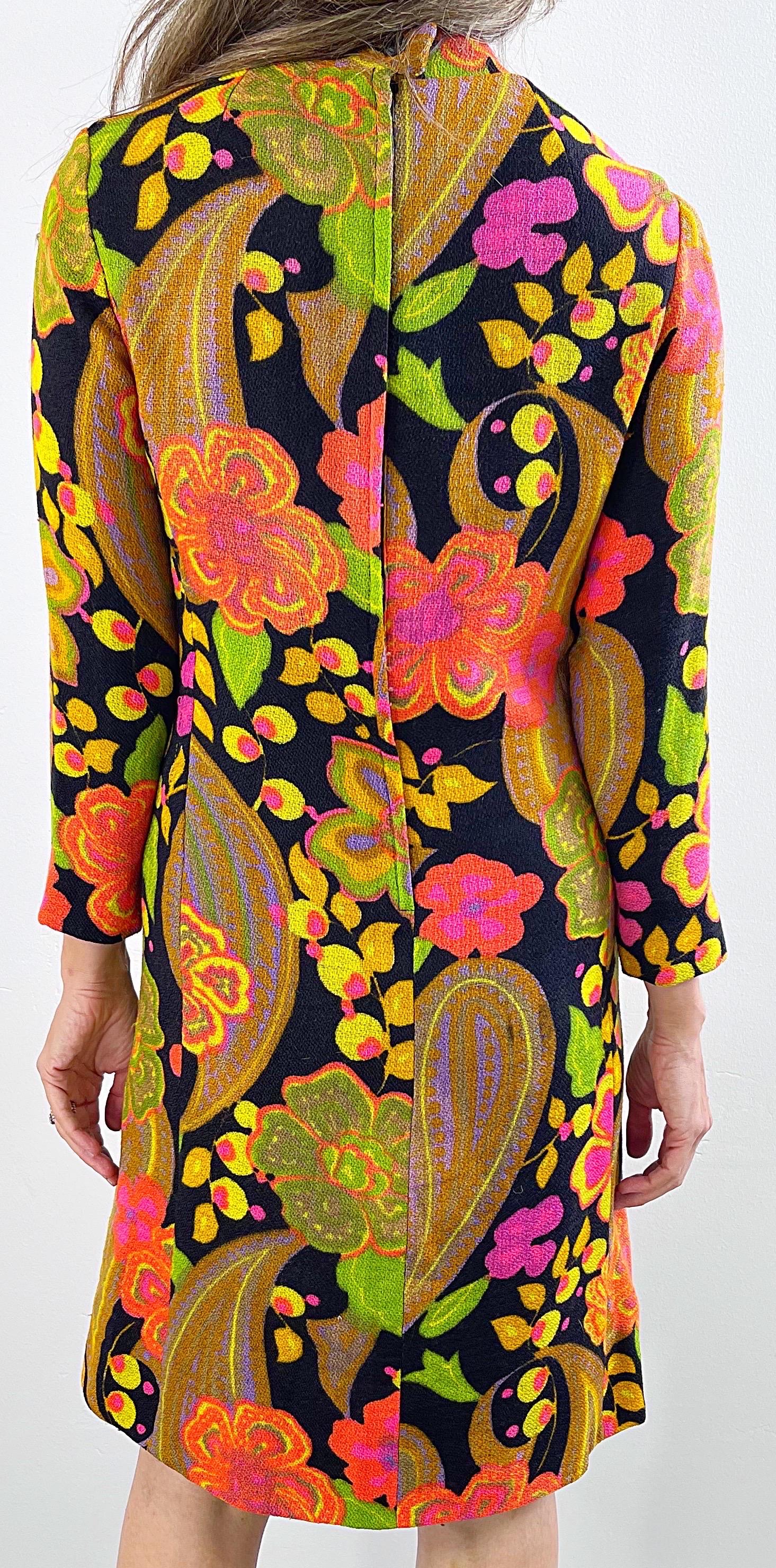 Women's 1960s Flower Power Long Sleeve Mod Pink Green Paisley Retro Vintage 60s Dress For Sale