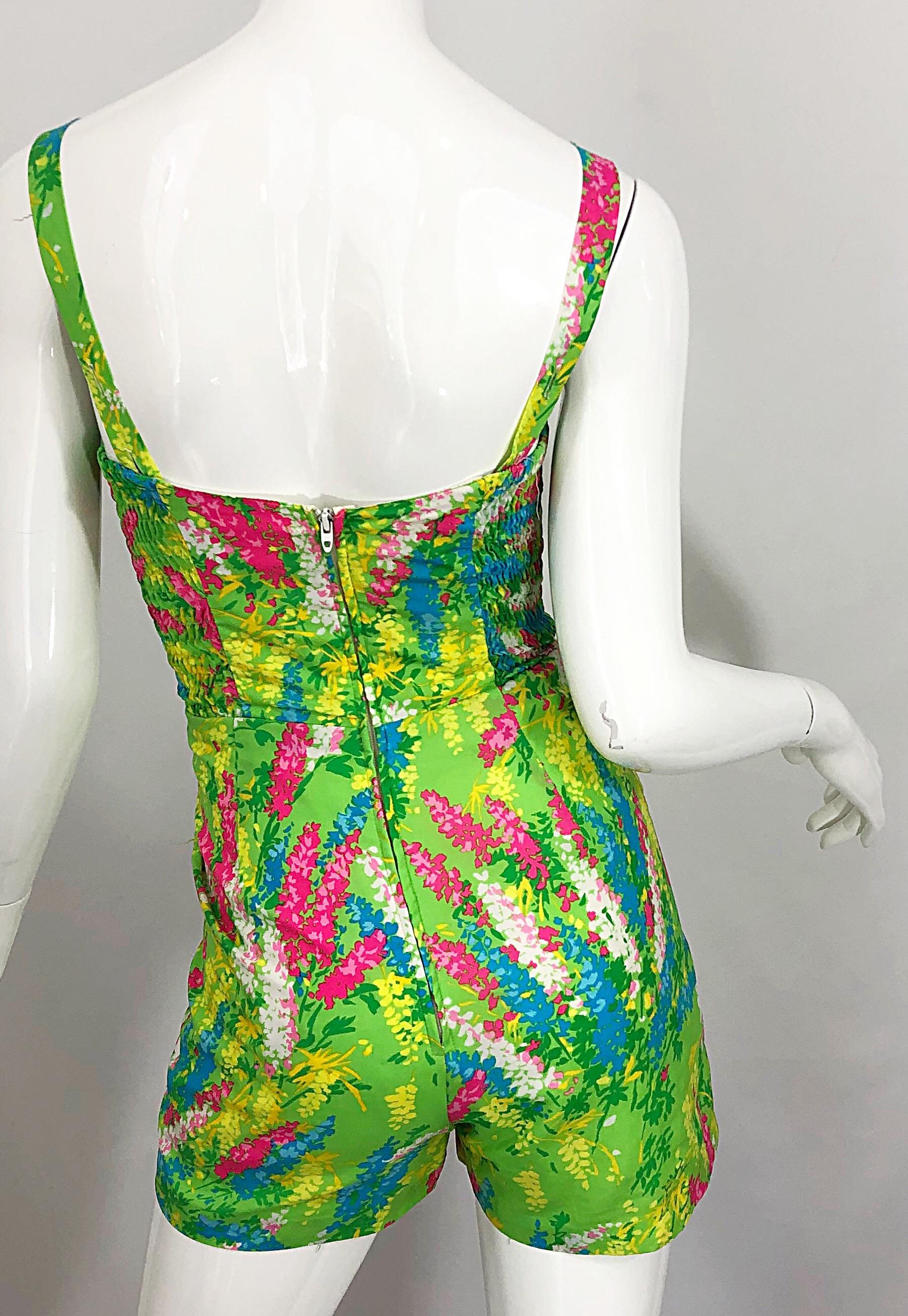 Gabar - Combishort chic en soie vert citron et rose avec fleurs, années 1960 Excellent état - En vente à San Diego, CA