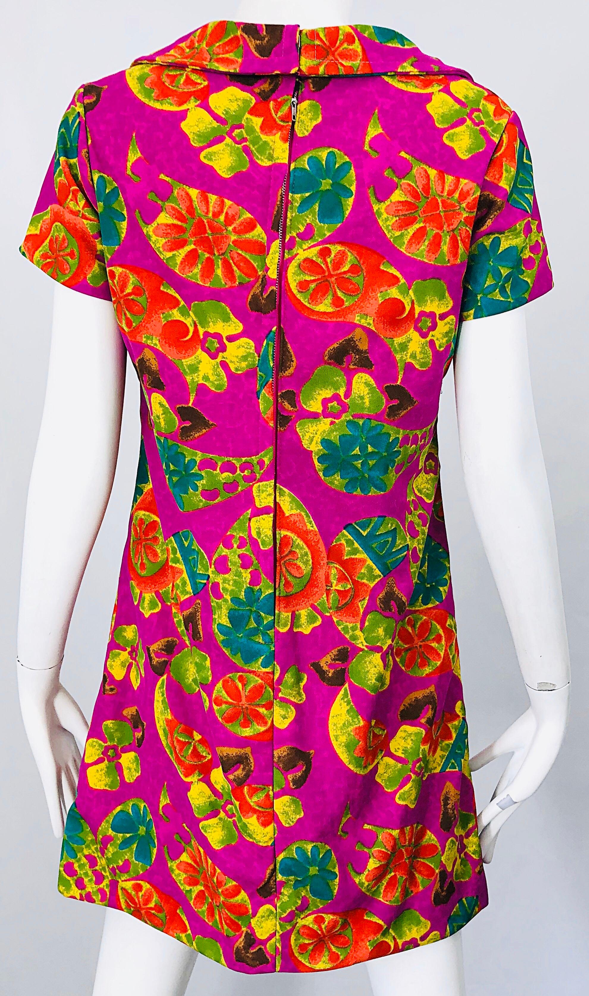 Chic 1960s Hawaiian Tiki Print Fuchsia Pink Cotton 60s Vintage Tunic Mini Dress In Excellent Condition In San Diego, CA