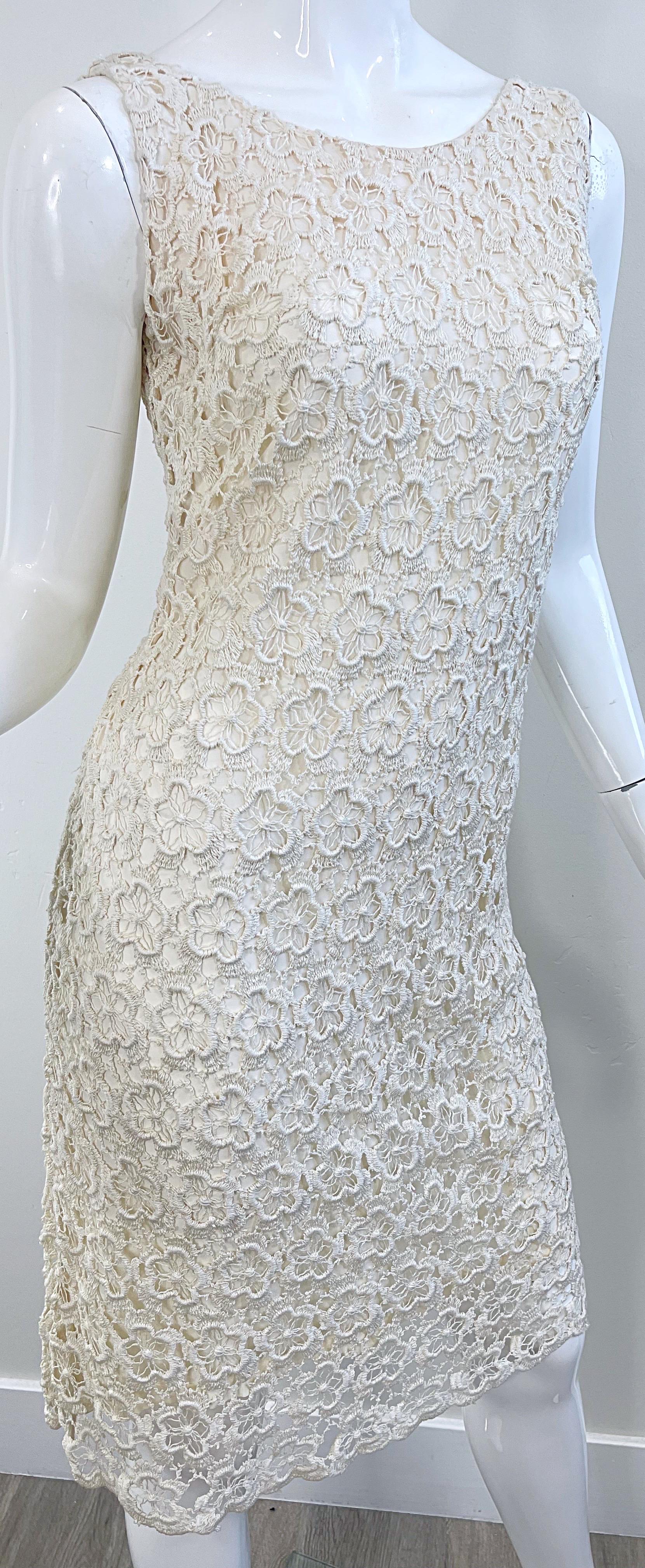 Chic 1960s Marfil Off White Flor Crochet Vintage 60s Vestido sin mangas Shift Dress en venta 5