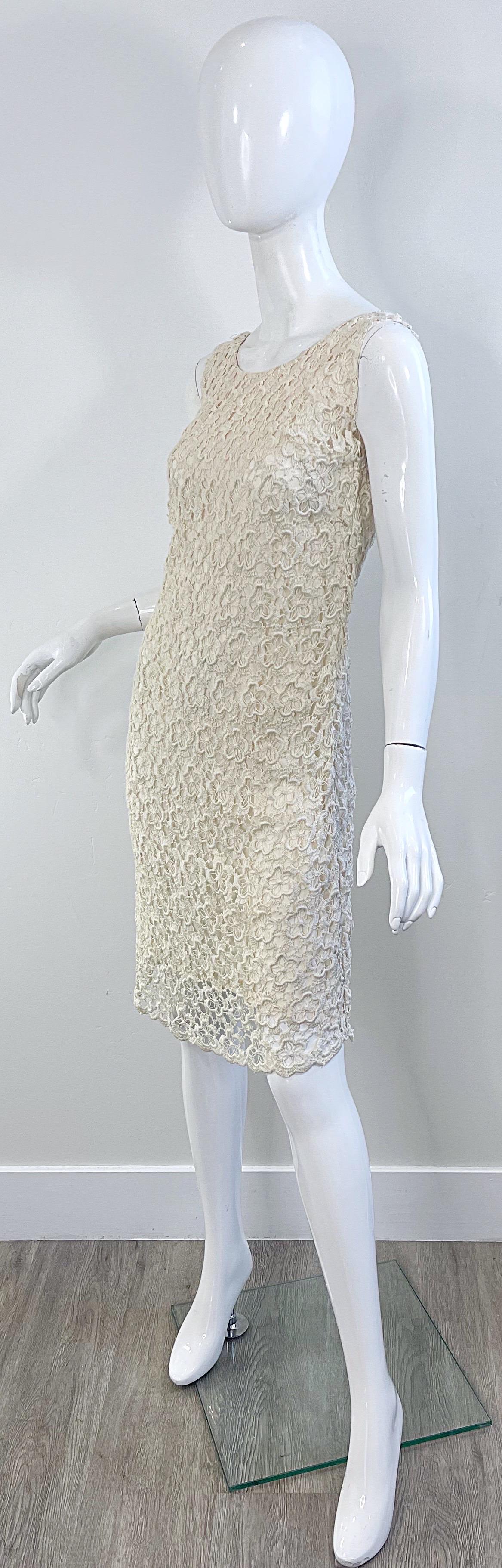 Chic 1960s Marfil Off White Flor Crochet Vintage 60s Vestido sin mangas Shift Dress en venta 6