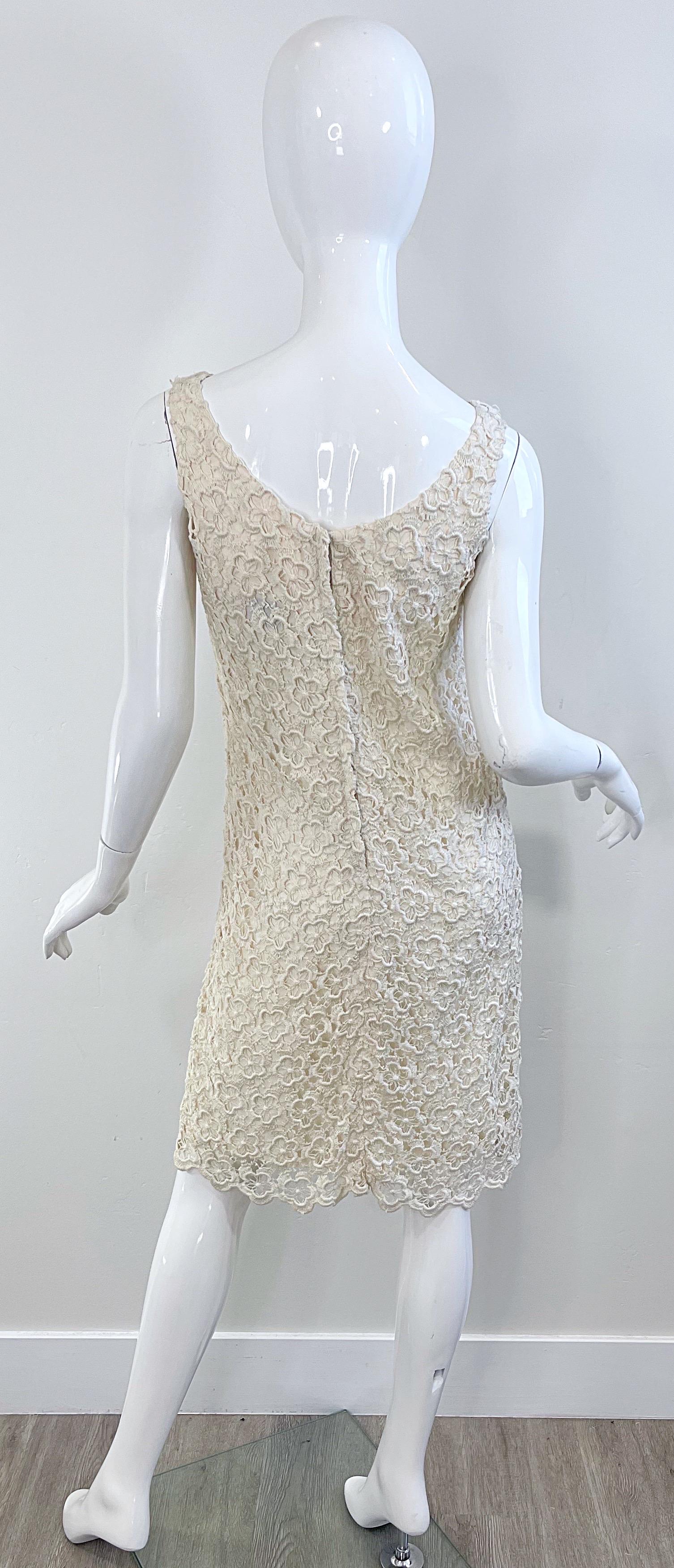 Chic 1960s Marfil Off White Flor Crochet Vintage 60s Vestido sin mangas Shift Dress en venta 7