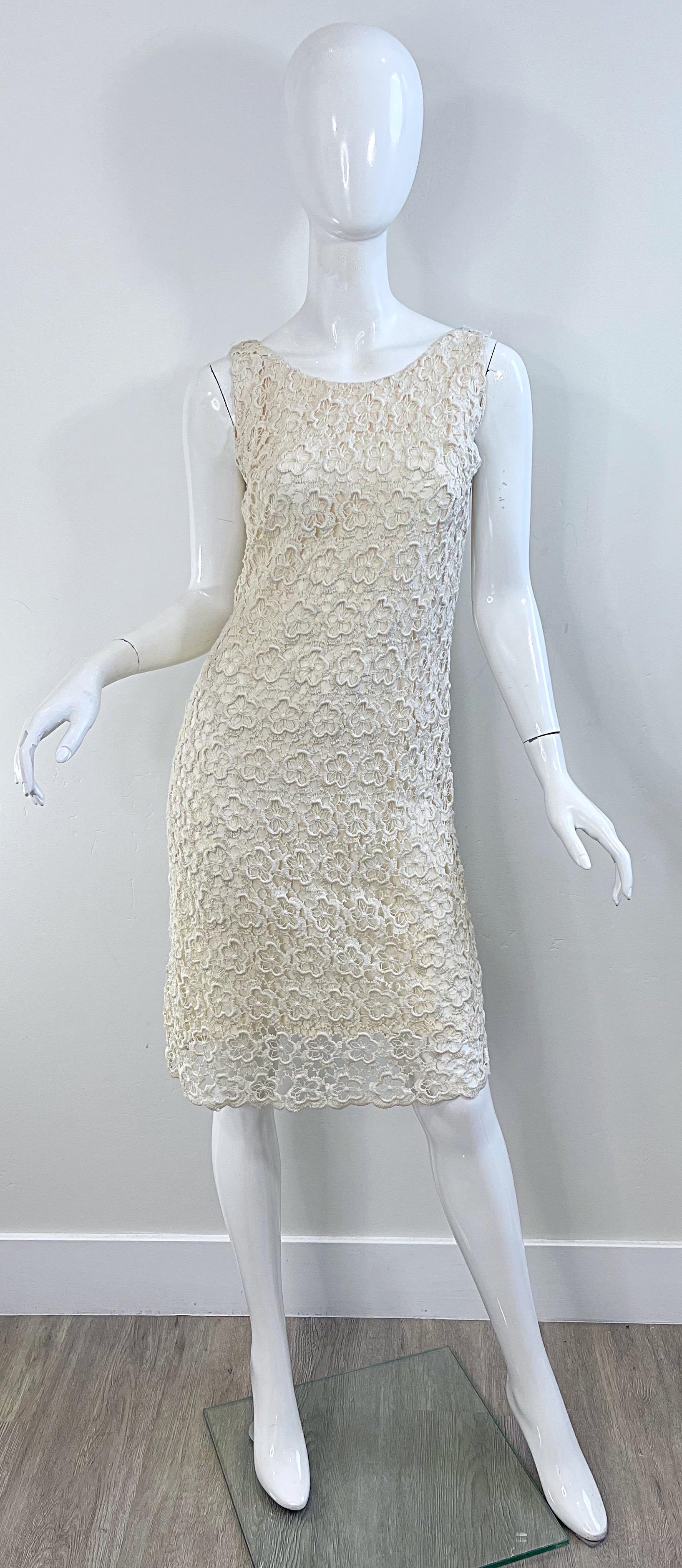 Chic 1960s Marfil Off White Flor Crochet Vintage 60s Vestido sin mangas Shift Dress en venta 8