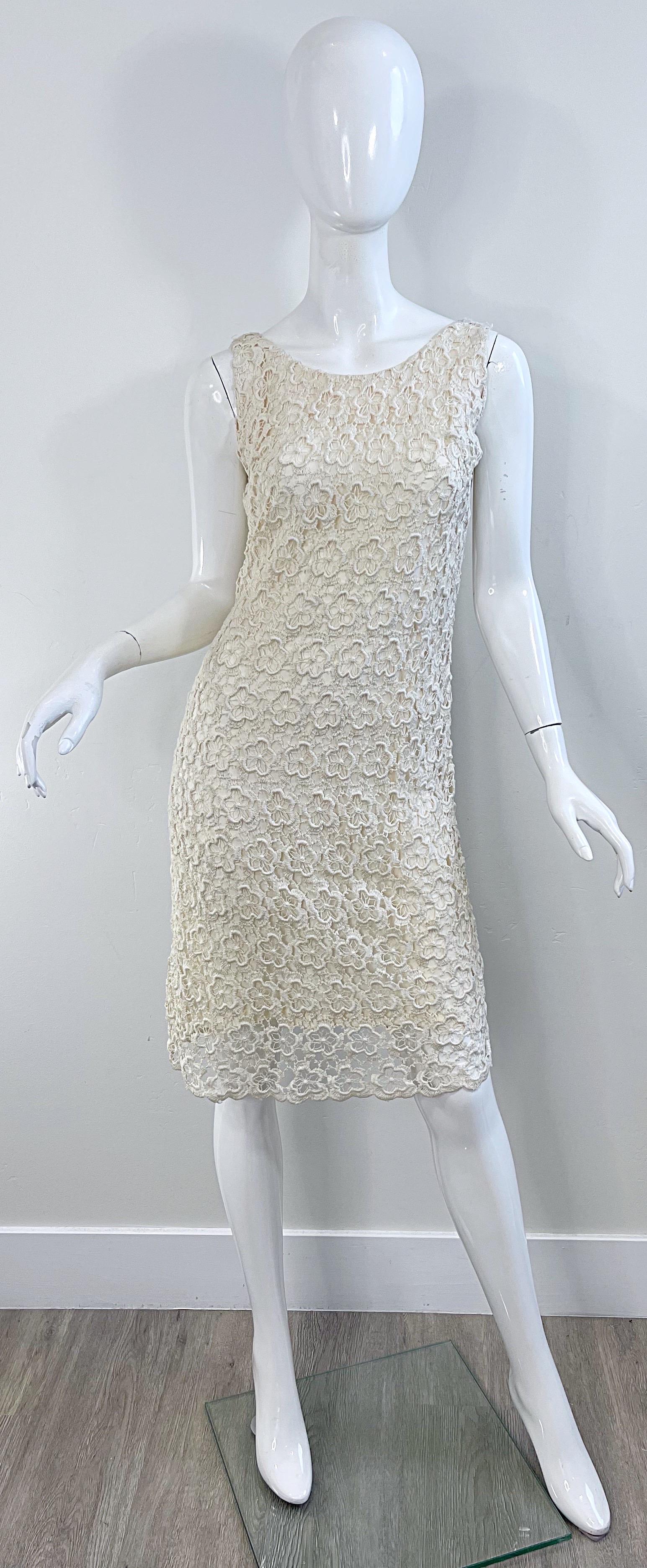 ¡Elegante vestido de ganchillo de flores marfil/blanco roto de los años 60! Presenta una base de rayón/seda, con superposición de ganchillo. Cremallera metálica oculta en la espalda con cierre de corchete. Muy bien hecho, con gran atención a los