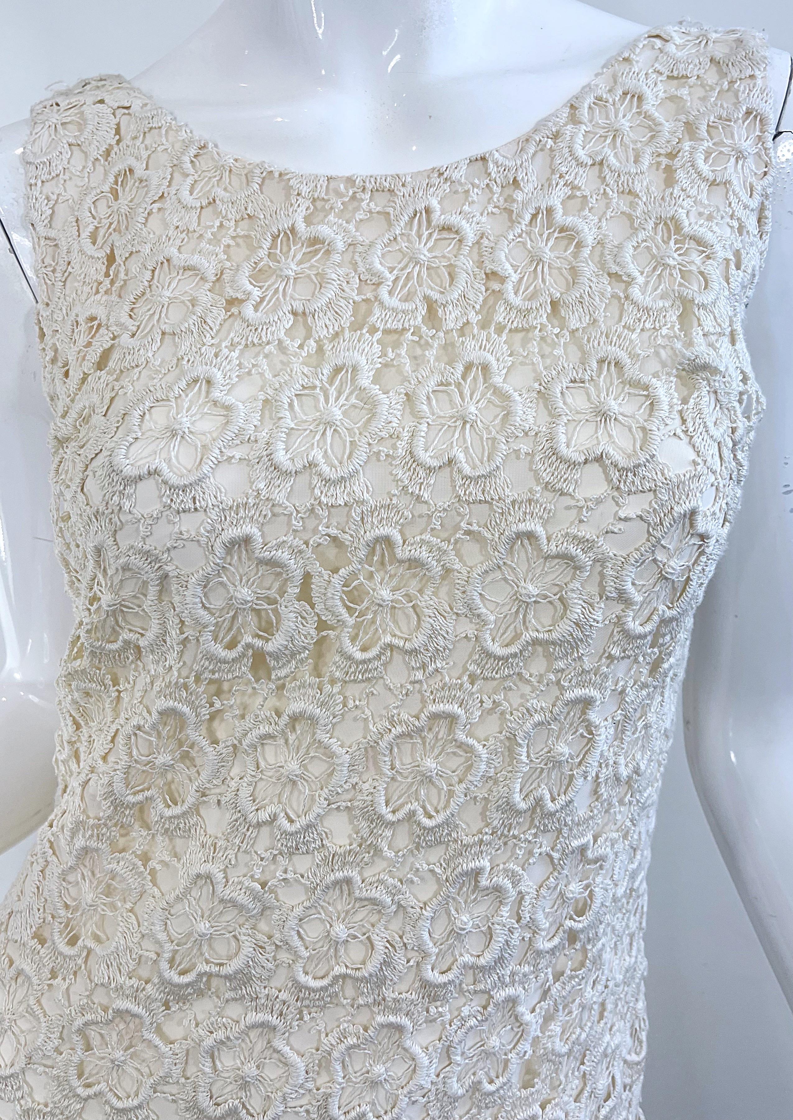 Chic 1960s Marfil Off White Flor Crochet Vintage 60s Vestido sin mangas Shift Dress Blanco en venta