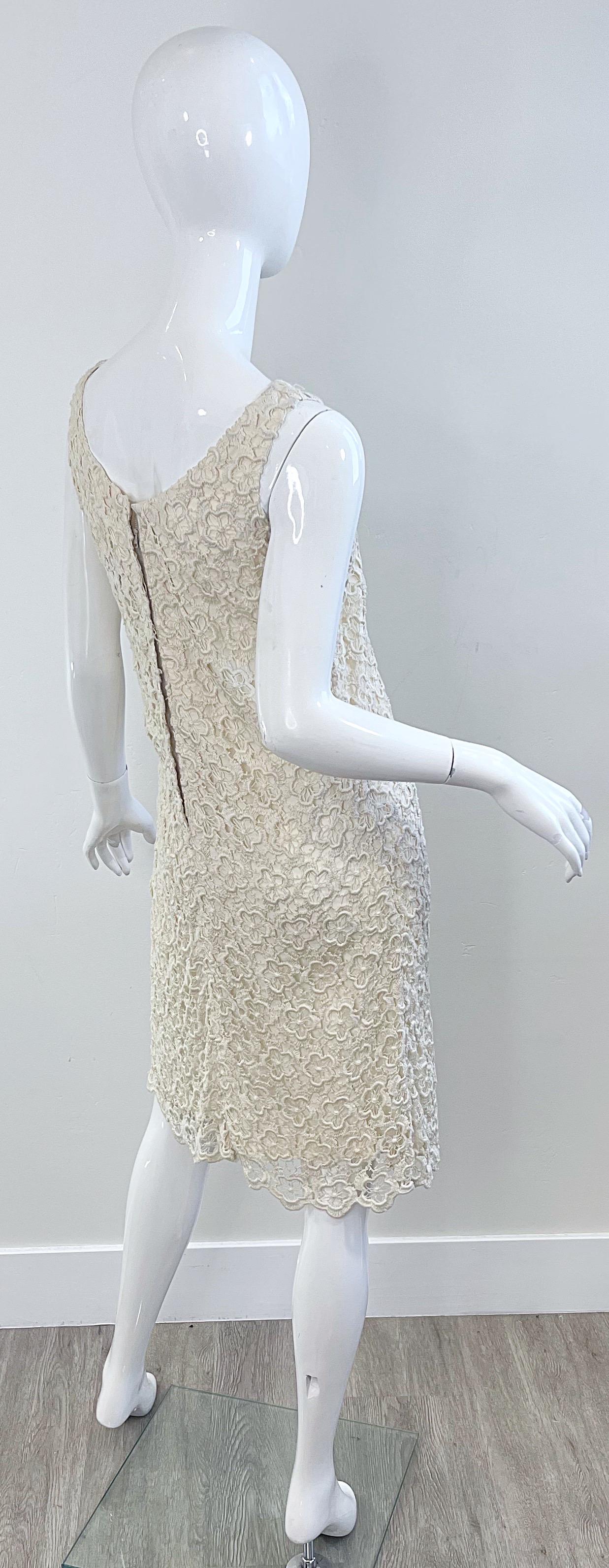 Chic 1960s Marfil Off White Flor Crochet Vintage 60s Vestido sin mangas Shift Dress en Excelente estado para la venta en San Diego, CA