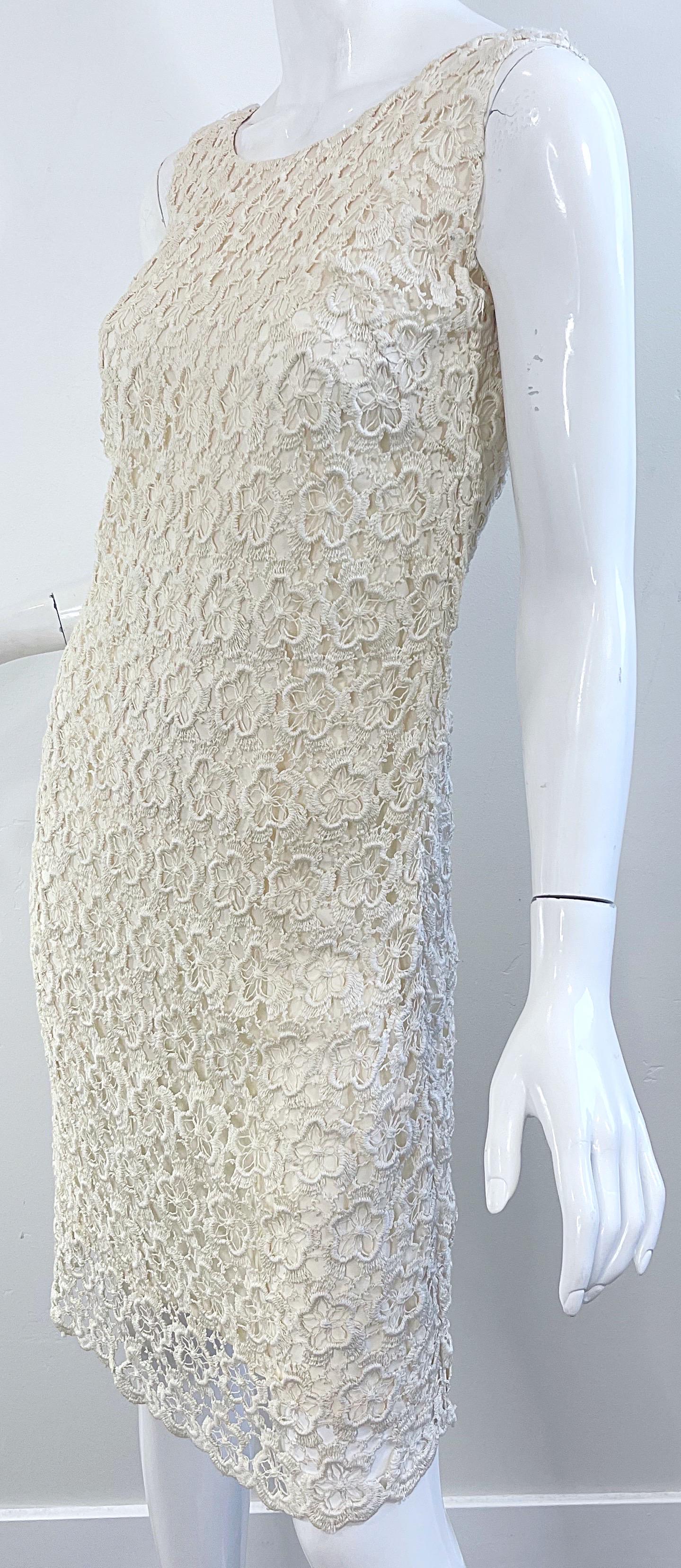 De las mujeres Chic 1960s Marfil Off White Flor Crochet Vintage 60s Vestido sin mangas Shift Dress en venta