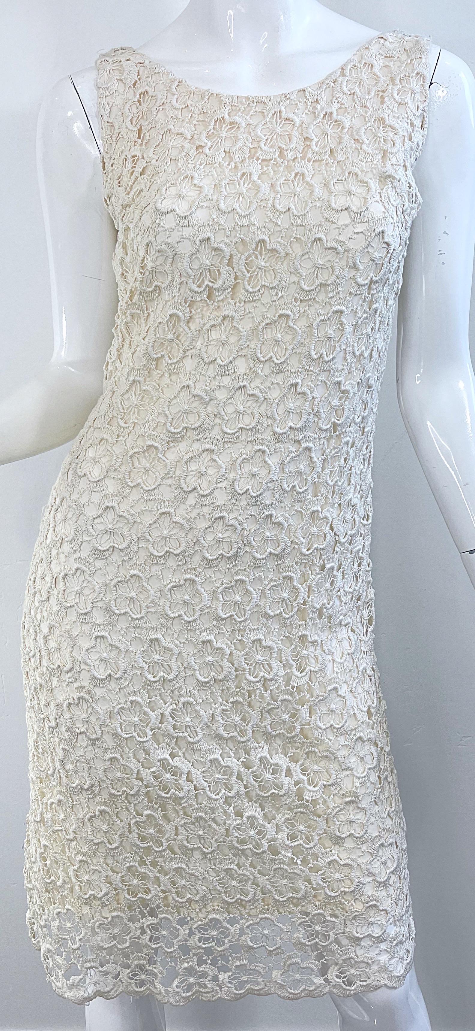 Chic 1960s Marfil Off White Flor Crochet Vintage 60s Vestido sin mangas Shift Dress en venta 1