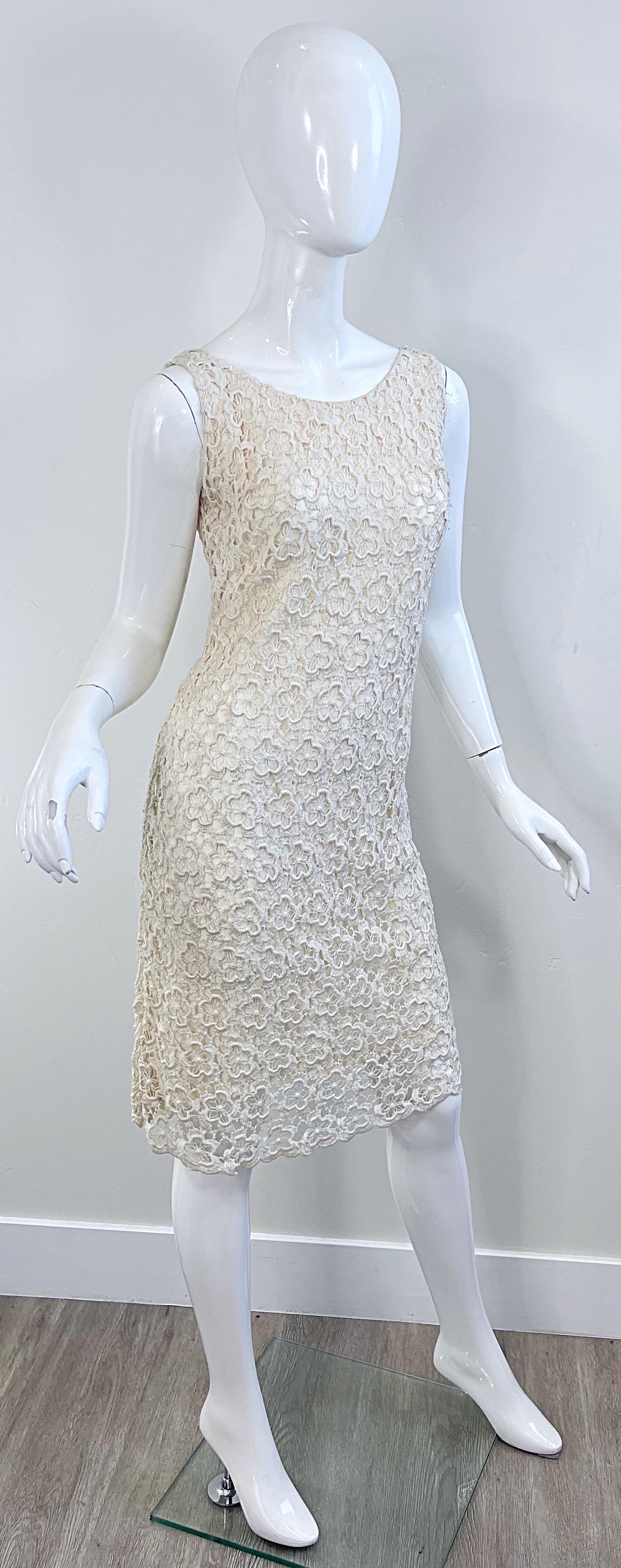 Chic 1960s Marfil Off White Flor Crochet Vintage 60s Vestido sin mangas Shift Dress en venta 2