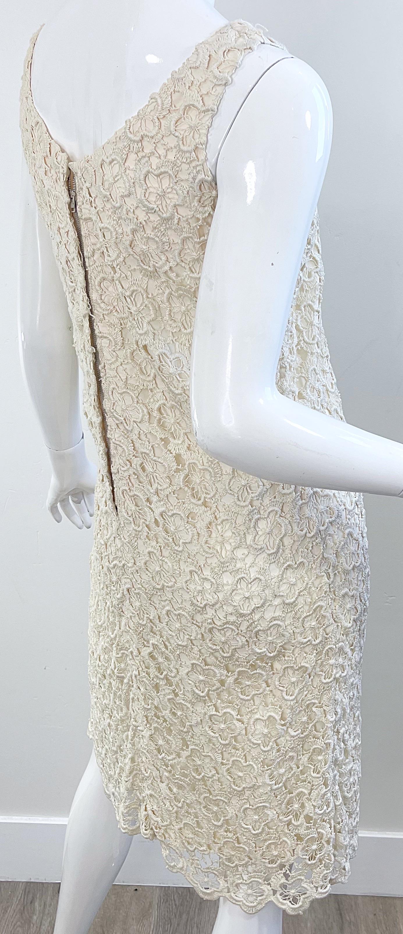 Chic 1960s Marfil Off White Flor Crochet Vintage 60s Vestido sin mangas Shift Dress en venta 4