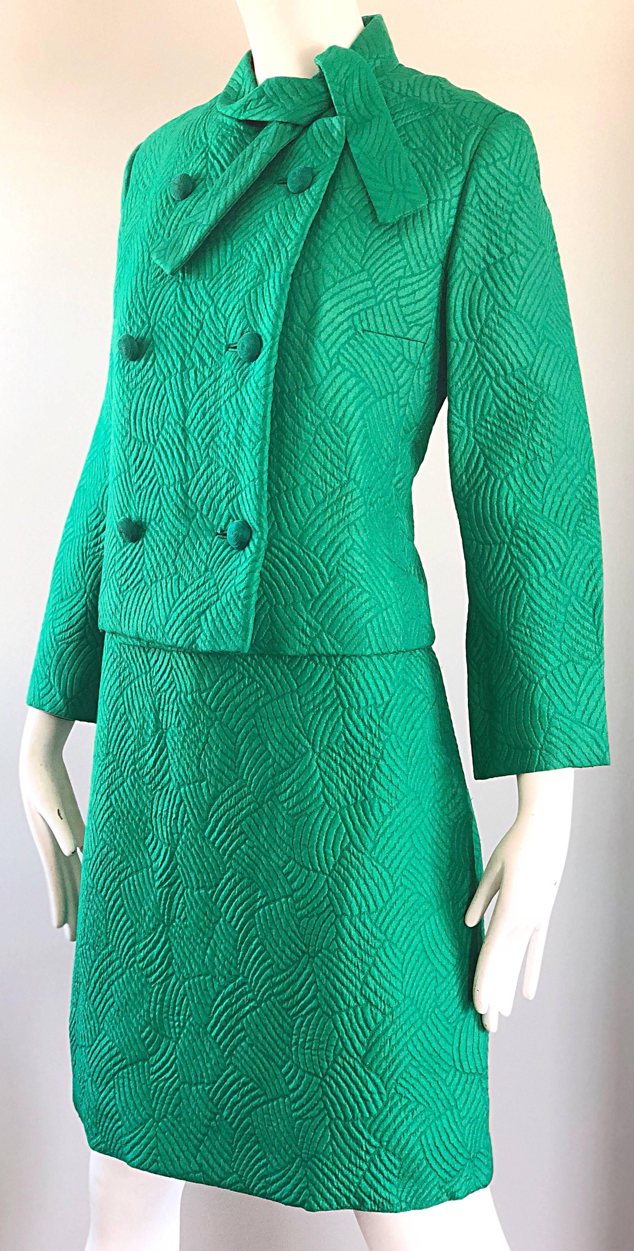 Chic 1960s Kelly Green Quilted Silk Dress and Cropped Jacket Vintage 60s Set In Excellent Condition In San Diego, CA