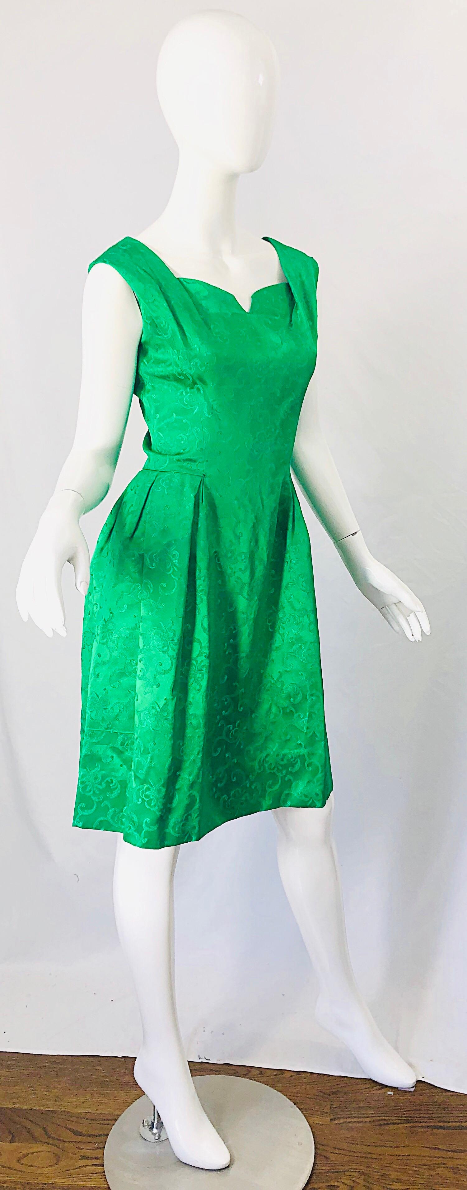 Chic 1960s Kelly Green Silk Damask Sleeveless Vintage 60s A-Line Dress For Sale 6
