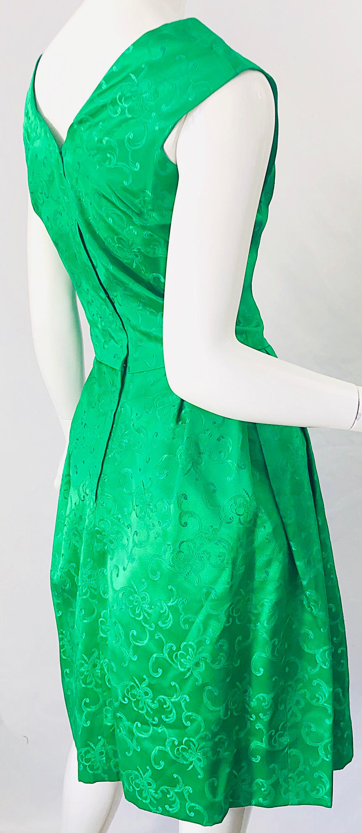 Chic 1960s Kelly Green Silk Damask Sleeveless Vintage 60s A-Line Dress For Sale 7