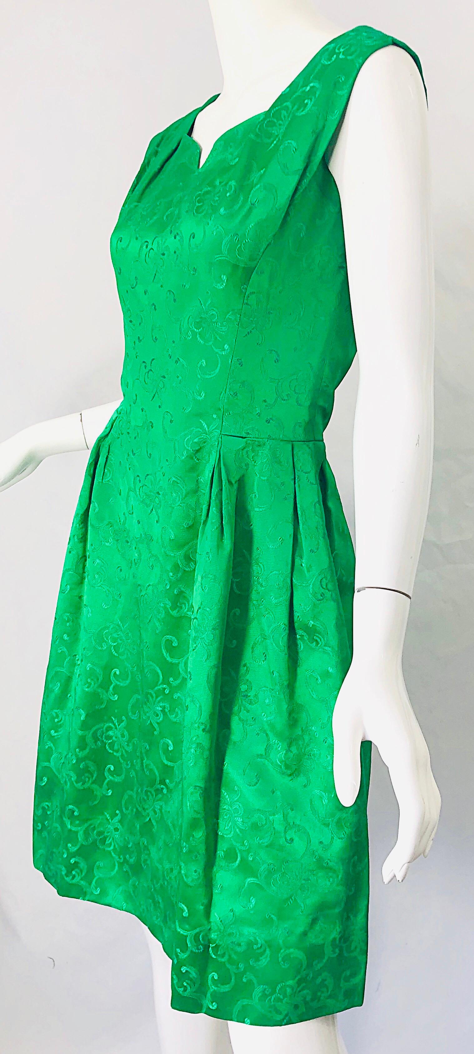 Chic 1960s Kelly Green Silk Damask Sleeveless Vintage 60s A-Line Dress For Sale 8