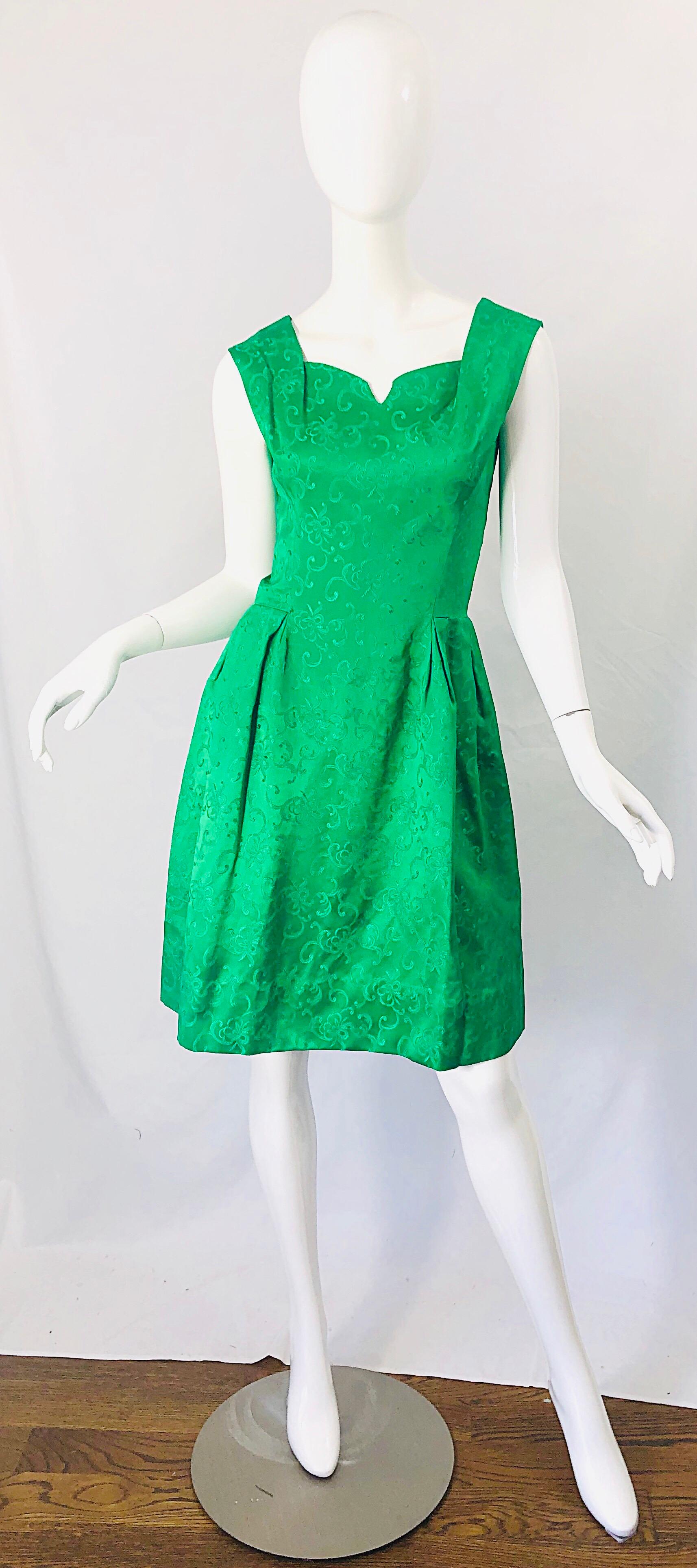 Chic 1960s Kelly Green Silk Damask Sleeveless Vintage 60s A-Line Dress For Sale 6