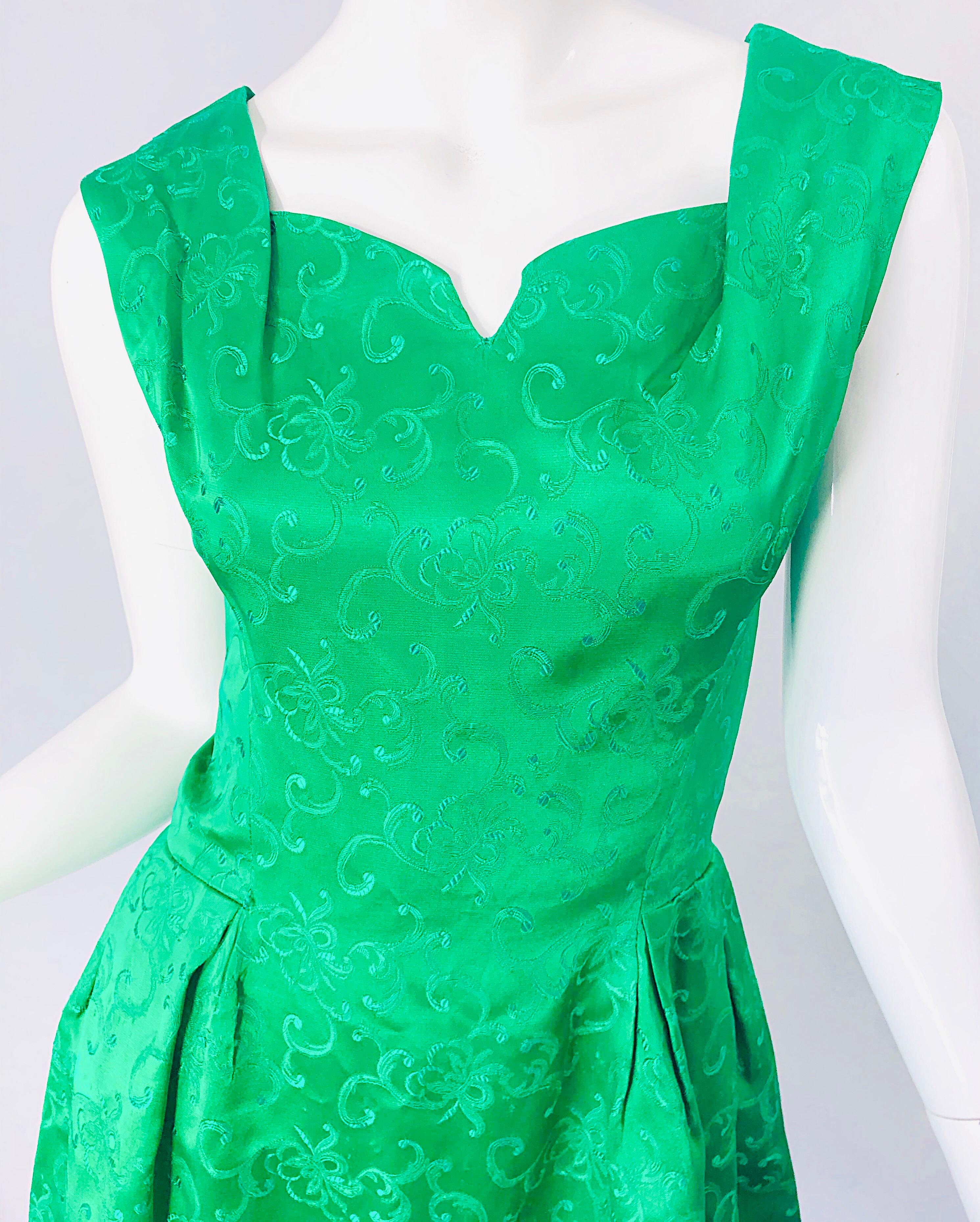 Chic 1960s Kelly Green Silk Damask Sleeveless Vintage 60s A-Line Dress In Excellent Condition For Sale In San Diego, CA