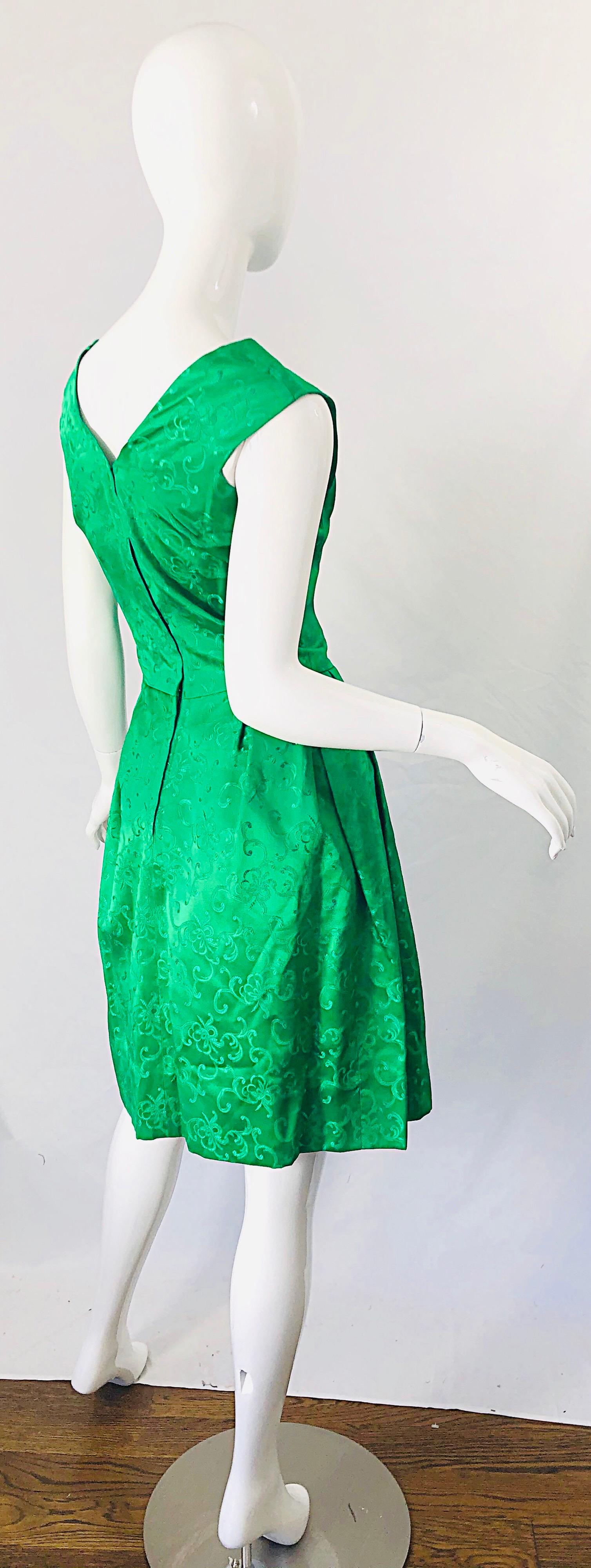 Women's Chic 1960s Kelly Green Silk Damask Sleeveless Vintage 60s A-Line Dress For Sale