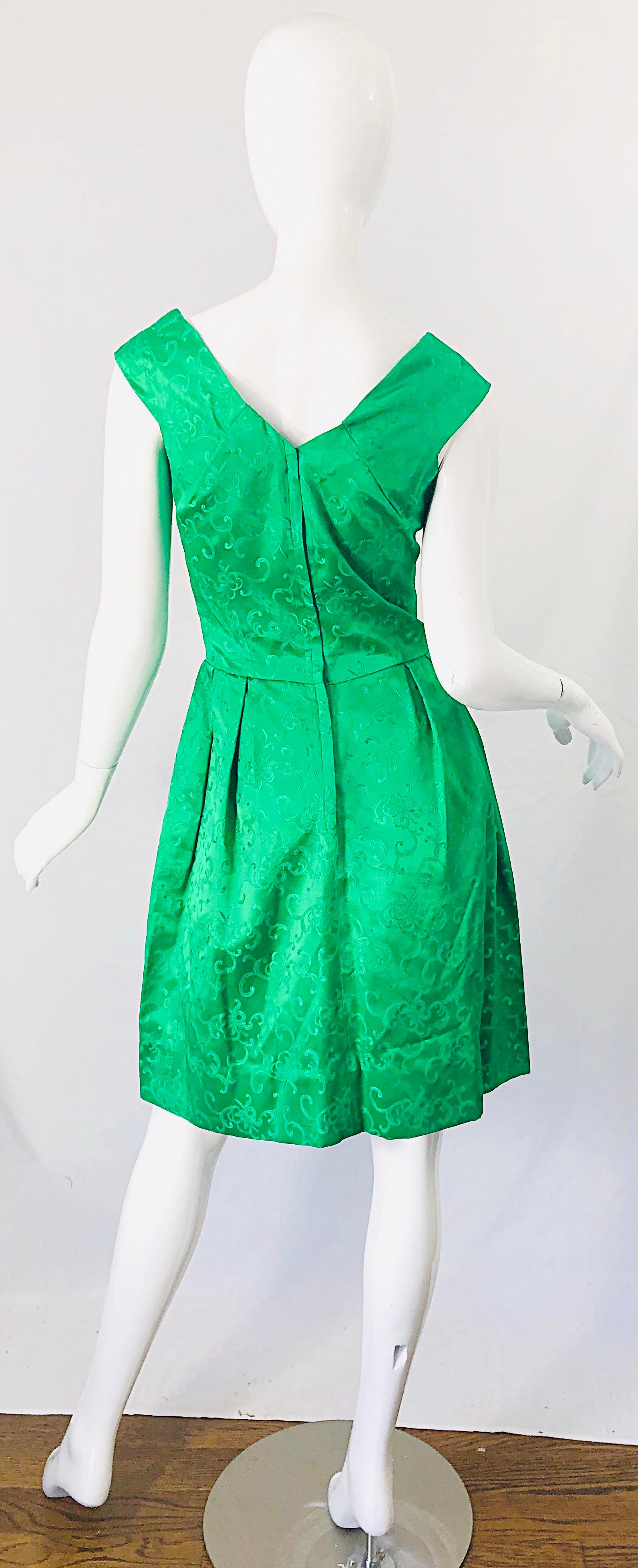 Chic 1960s Kelly Green Silk Damask Sleeveless Vintage 60s A-Line Dress For Sale 1