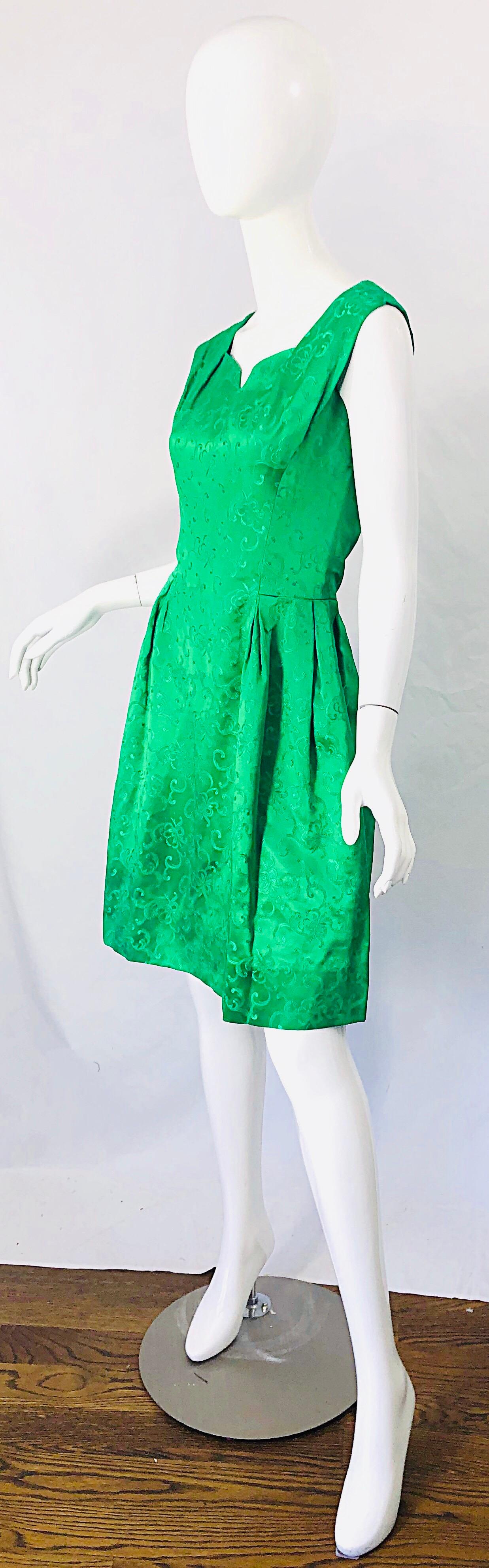 Chic 1960s Kelly Green Silk Damask Sleeveless Vintage 60s A-Line Dress For Sale 2