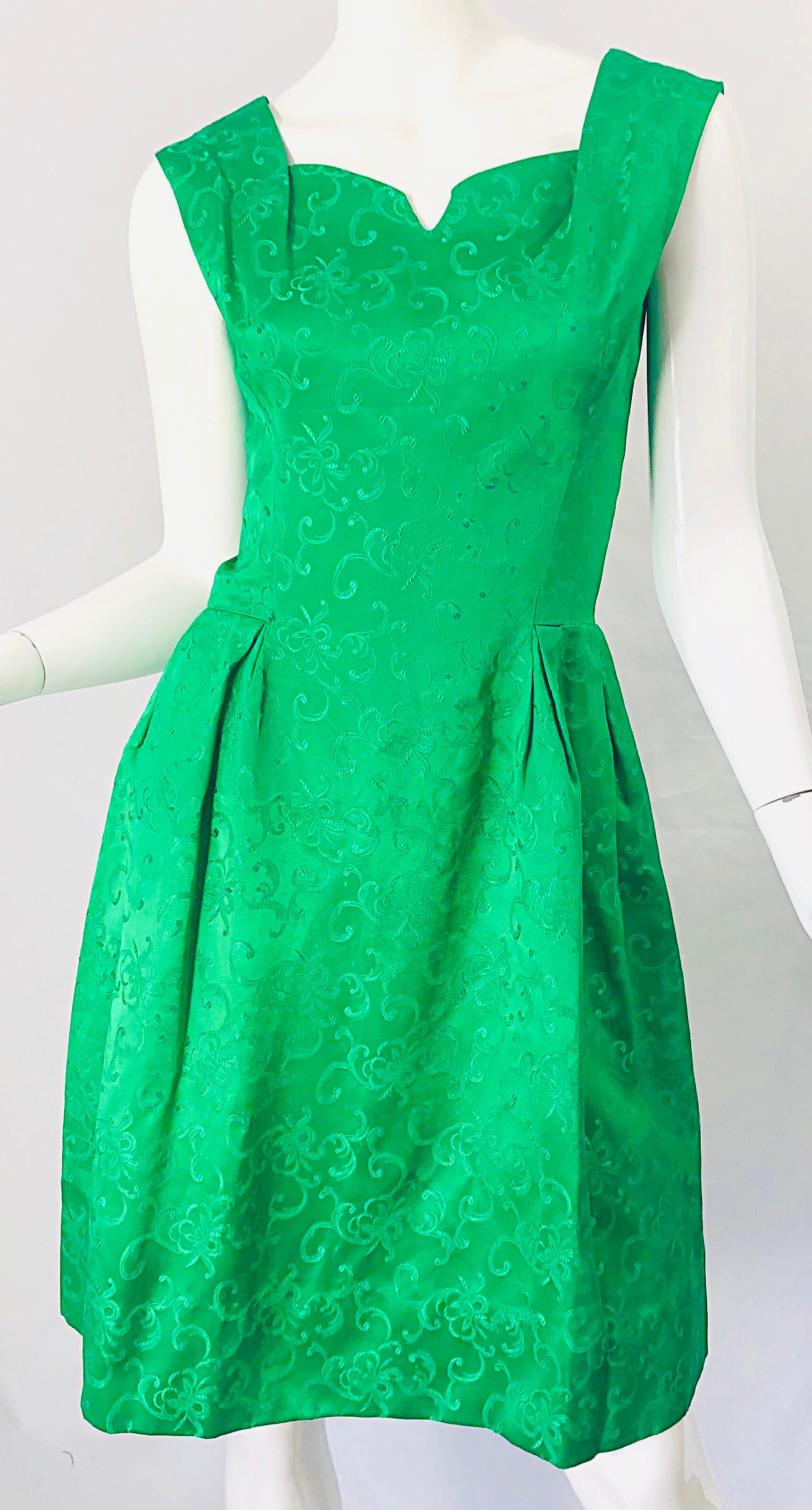 Chic 1960s Kelly Green Silk Damask Sleeveless Vintage 60s A-Line Dress For Sale 3