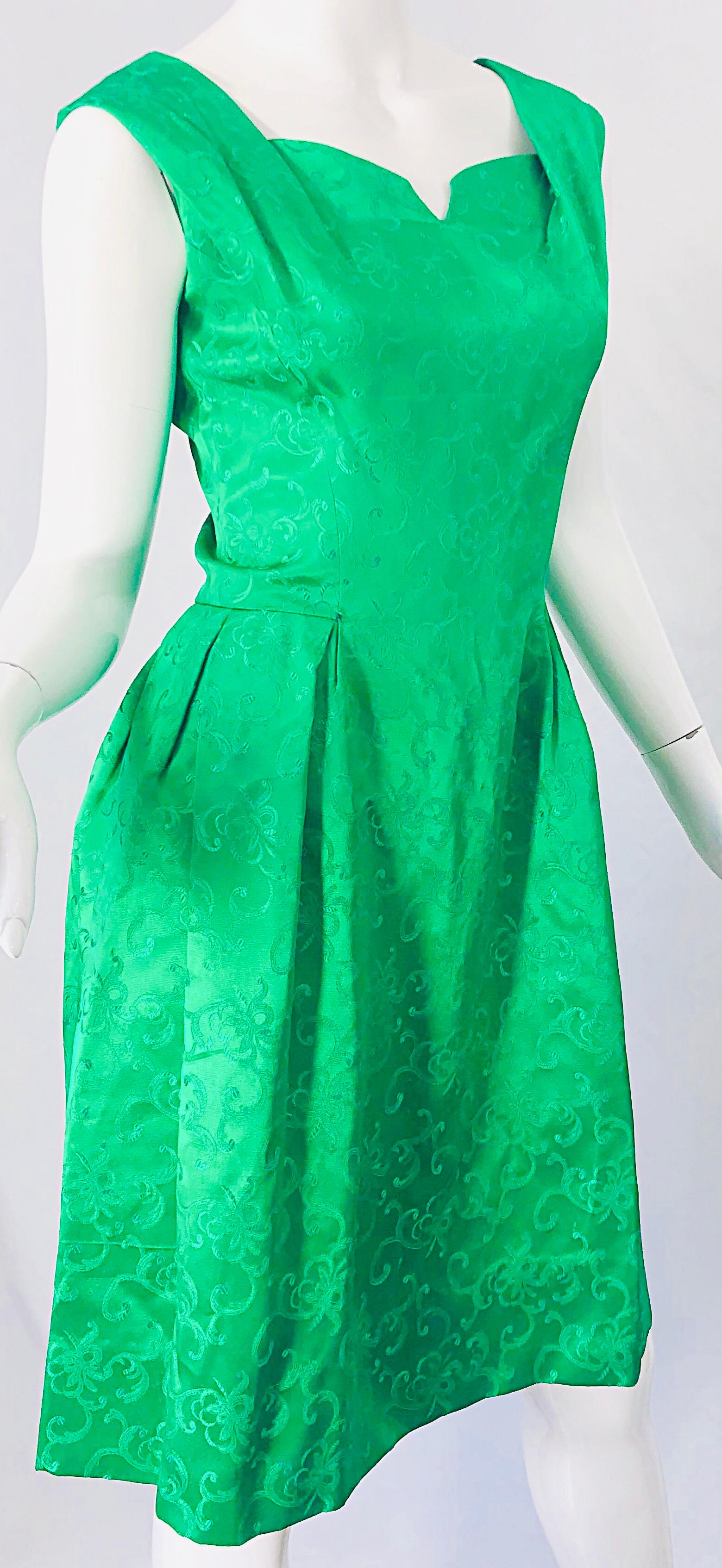 Chic 1960s Kelly Green Silk Damask Sleeveless Vintage 60s A-Line Dress For Sale 4