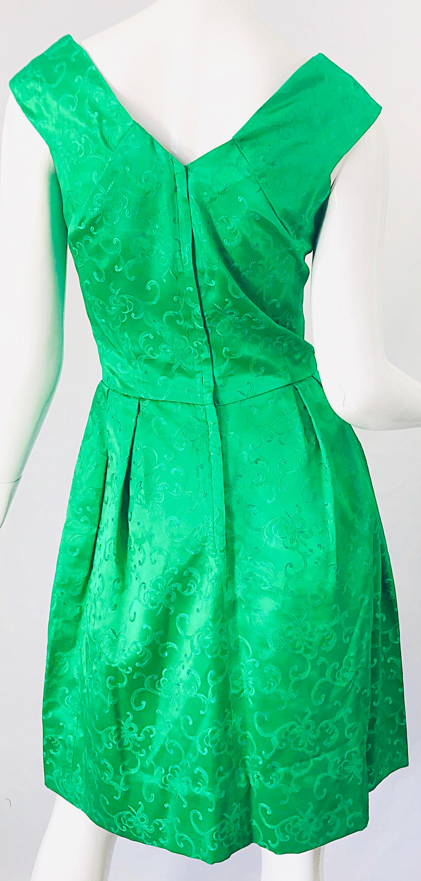 Chic 1960s Kelly Green Silk Damask Sleeveless Vintage 60s A-Line Dress For Sale 5