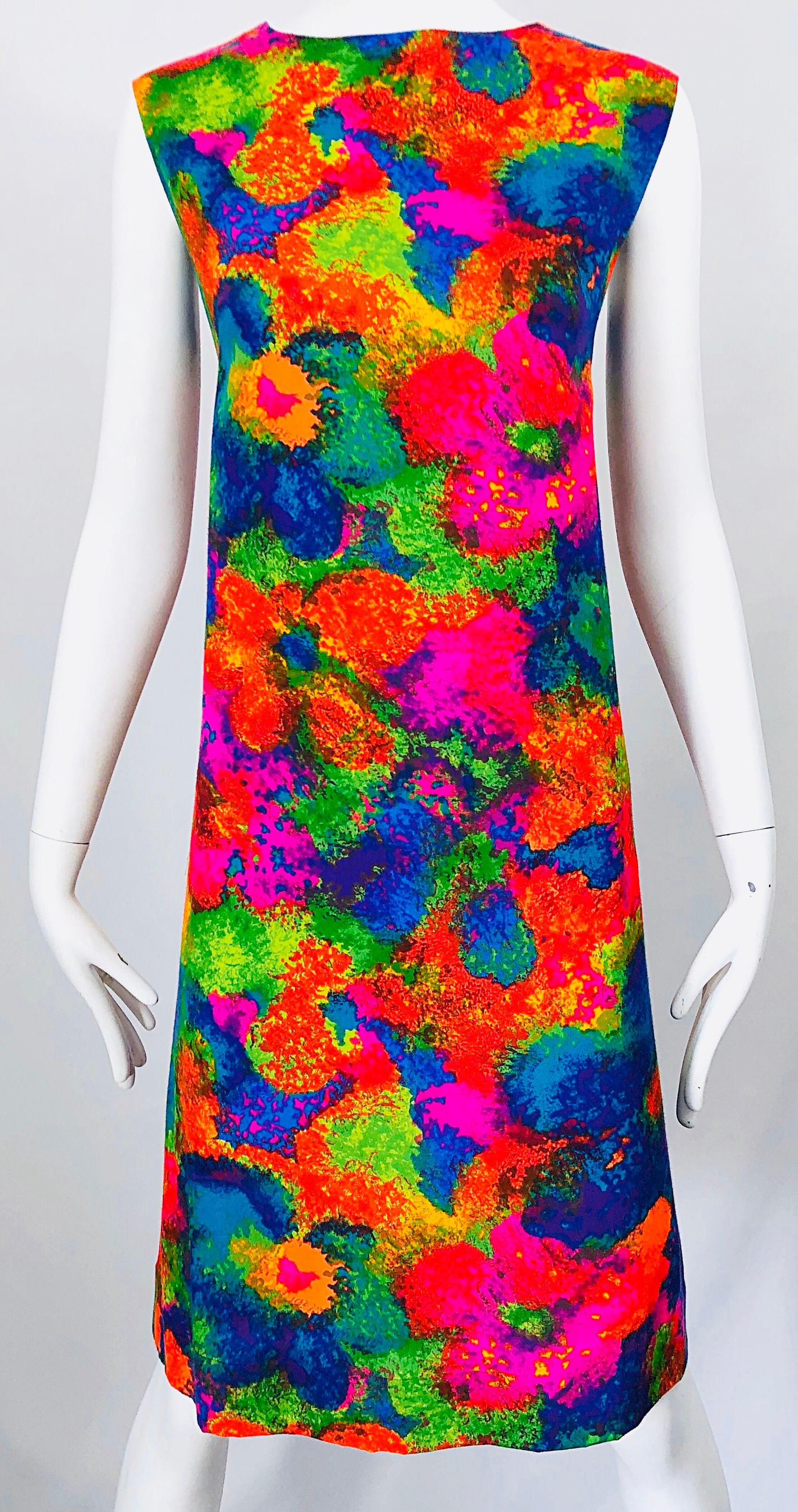 Chic 1960s Larger Size Neon Abstract Flower Print Vintage 60s Cotton Shift Dress In Excellent Condition For Sale In San Diego, CA