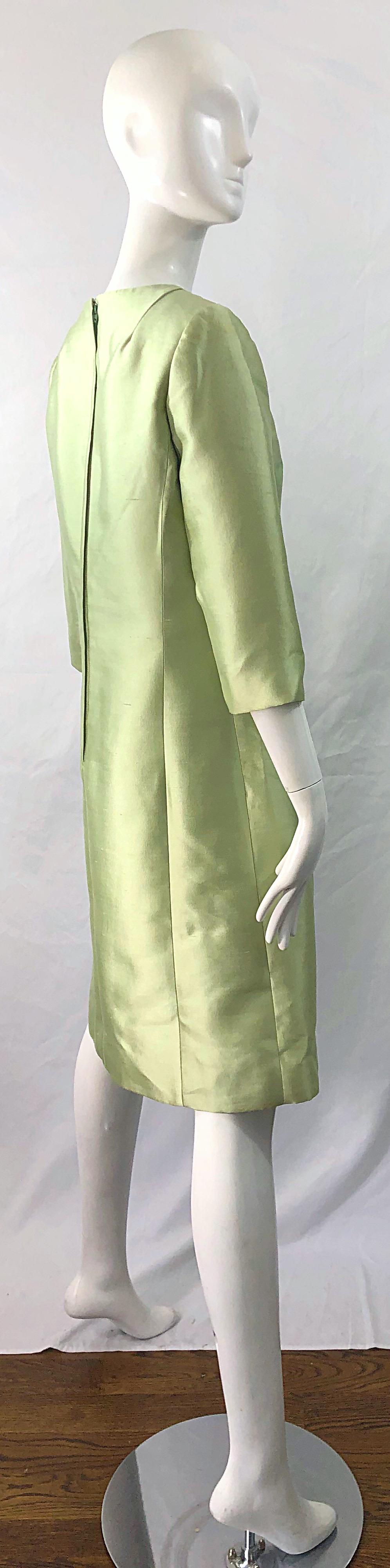 Gris Robe trapèze chic vintage en soie Shantung vert menthe avec strass, années 1960 en vente