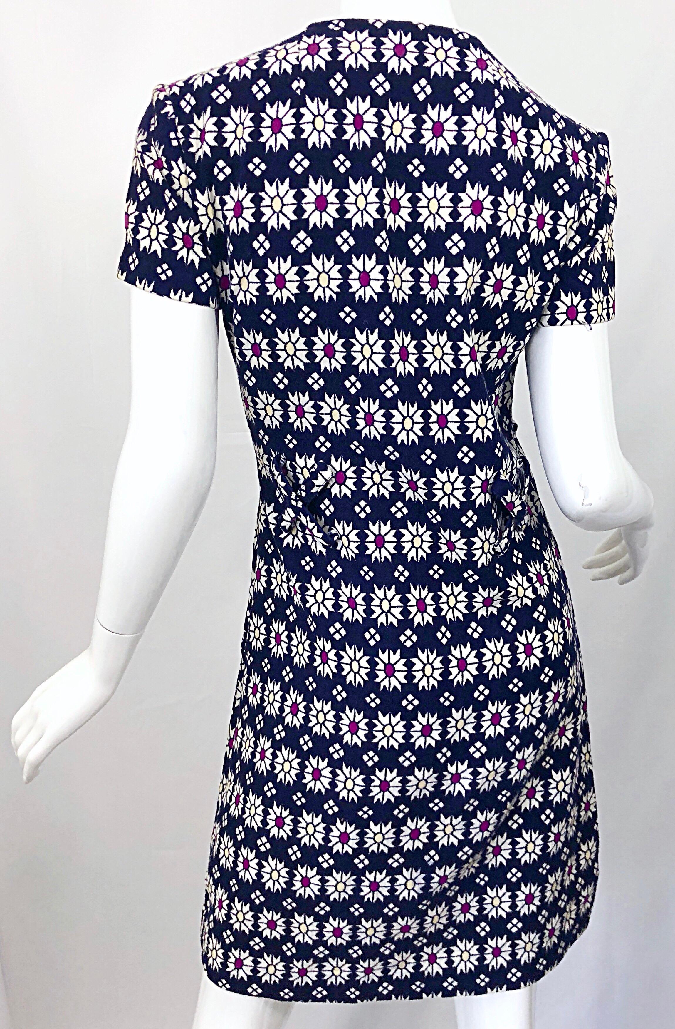 Chic 1960s Navy Blue + Fuchsia + Yellow Geometric Daisy Print 60s A Line Dress 2