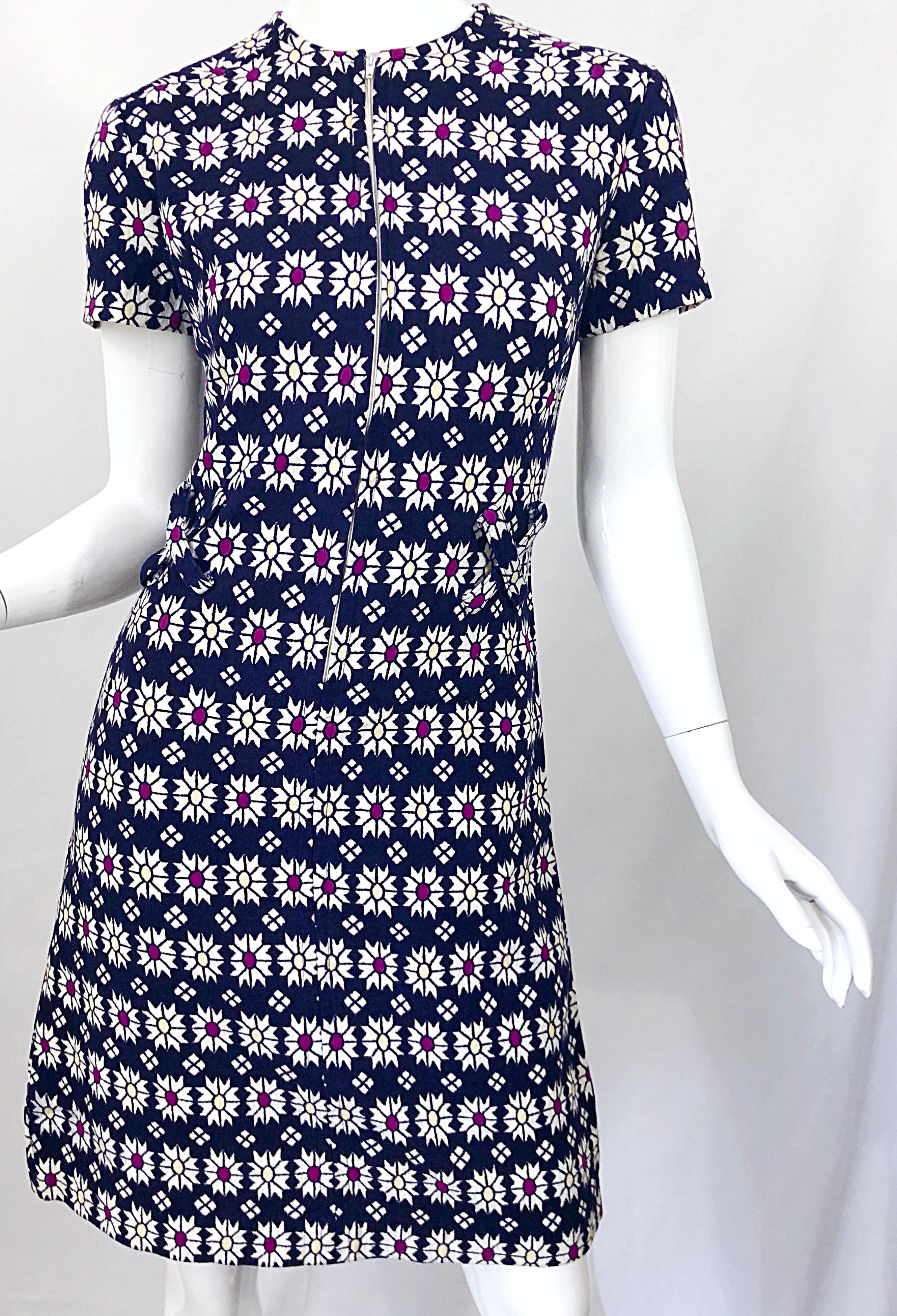 Chic 1960s Navy Blue + Fuchsia + Yellow Geometric Daisy Print 60s A Line Dress 5