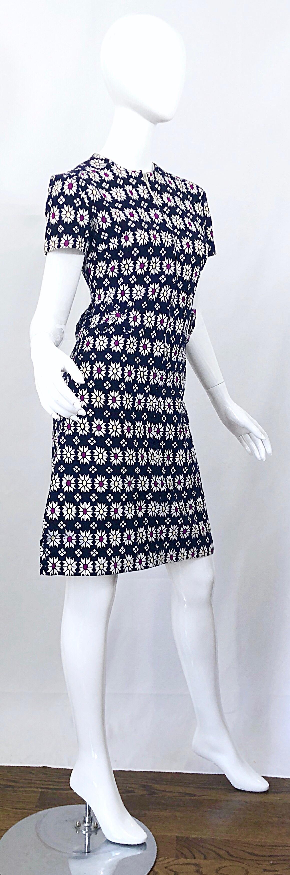 Chic 1960s Navy Blue + Fuchsia + Yellow Geometric Daisy Print 60s A Line Dress 6