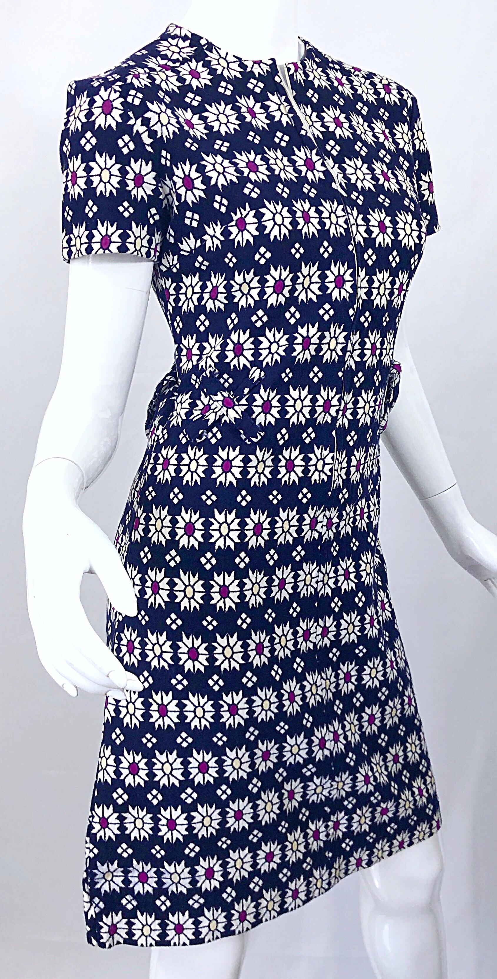 Black Chic 1960s Navy Blue + Fuchsia + Yellow Geometric Daisy Print 60s A Line Dress