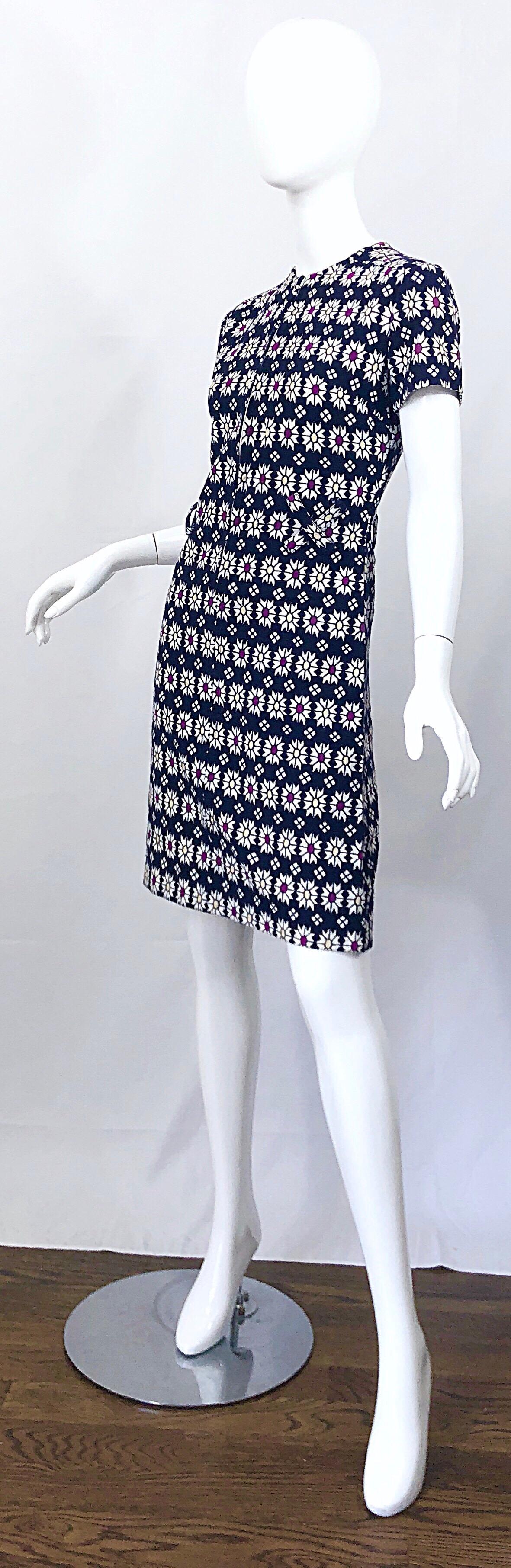 Chic 1960s Navy Blue + Fuchsia + Yellow Geometric Daisy Print 60s A Line Dress In Excellent Condition In San Diego, CA